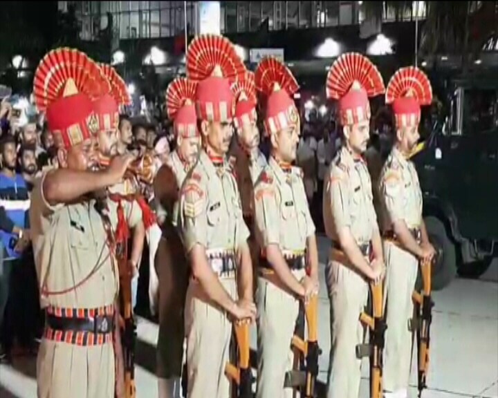 રાત્રે શહીદના પાર્થિવ દેહને સયાજી હૉસ્પિટલના કોલ્ડ રૂમમાં લઈ જવામાં આવ્યો હતો. આજે સંપૂર્ણ સન્માન સાથે તેમની અંતિમ યાત્રા નીકળશે. રાત્રે શહીદના પાર્થિવ દેહને સયાજી હૉસ્પિટલના કોલ્ડ રૂમમાં લઈ જવામાં આવ્યો હતો. આજે સંપૂર્ણ સન્માન સાથે તેમની અંતિમ યાત્રા નીકળશે.