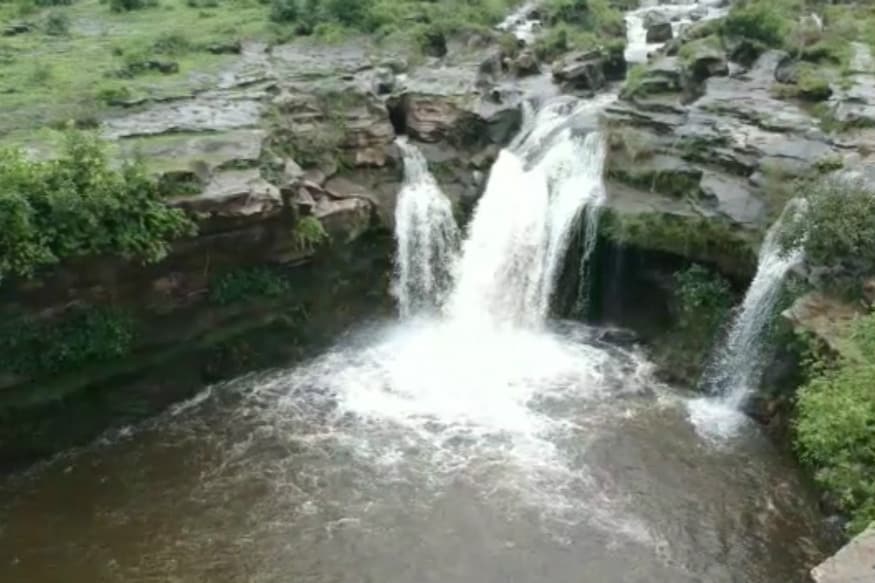 આ ધોધને નિહાળવા દેશ વિદેશથી પર્યટકો આવે છે. આ ધોધનું સૌંદર્ય જ એવું છે કે તેને નિહાળવું અને માણવું તે એક લાવ્હો છે. જમજીરનો આ ધોધ સમગ્ર ગુજરાતમાં ખ્યાતિ પ્રાપ્ત છે. અહીં ઠેકઠેકાણે થી પર્યટકો કુદરતનો આ નજારો નિહાળવા આવે છે. 30 ફૂટ ઉપરથી પડતી જલરાશીને નિહાળીને લોકો દંગ બની જાય આ ધોધને નિહાળવા દેશ વિદેશથી પર્યટકો આવે છે. આ ધોધનું સૌંદર્ય જ એવું છે કે તેને નિહાળવું અને માણવું તે એક લાવ્હો છે. જમજીરનો આ ધોધ સમગ્ર ગુજરાતમાં ખ્યાતિ પ્રાપ્ત છે. અહીં ઠેકઠેકાણે થી પર્યટકો કુદરતનો આ નજારો નિહાળવા આવે છે. 30 ફૂટ ઉપરથી પડતી જલરાશીને નિહાળીને લોકો દંગ બની જાય