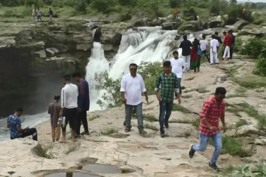 ચોમાસા દરમિયાન આ ધોધ વિશાળ રૂપ ધારણ કરે છે. આ ધોધનું દ્રસ્ય જેટલું મનોરમ્ય છે એટલુંજ ભયાવહ પણ છે. ત્યારે અહીં આવતા પ્રવસીઓ પણ ઇચછી રહ્યા છે કે આ ધોધની ફરતે તારબંધી કોઈ વ્યવસ્થા કરવામાં આવે તો કોઈ જાનહાની ન થાય. ચોમાસા દરમિયાન આ ધોધ વિશાળ રૂપ ધારણ કરે છે. આ ધોધનું દ્રસ્ય જેટલું મનોરમ્ય છે એટલુંજ ભયાવહ પણ છે. ત્યારે અહીં આવતા પ્રવસીઓ પણ ઇચછી રહ્યા છે કે આ ધોધની ફરતે તારબંધી કોઈ વ્યવસ્થા કરવામાં આવે તો કોઈ જાનહાની ન થાય.