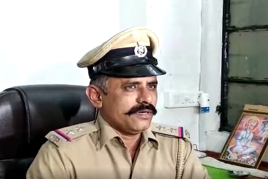 ગ્રામ્ય એલસીબી ગાંધીનગરનાં પીએસઆઈ, યોગેન્દ્રસિંહ રાઠોડે આ અંગે જણાવતા કહ્યું કે, 'દશેલા ગામના માધવ ફાર્મમાં કેટલાંક લોકો દારૂની મહેફિલ માણતાં હોવાની બાતમીને આધારે રેડ કરવામાં આવી હતી. જેમાં 14 યુવક અને યુવતીની ધરપકડ કરવામાં આવી છે. ઝડપાયેલાઓમાં ફાર્મ હાઉસના માલિકનો દીકરા કુશલ પટેલ પણ હતો. તેમની પાસેથી બે મર્સિડીઝ, બે ક્રેટા, એક ઇનોવા અને એક વર્ના કાર જપ્ત કરવામાં આવી છે. આ તમામ વિદ્યાર્થીઓ એન્જીનીયરીંગ તેમજ સ્નાતક કક્ષાના વિદ્યાર્થીઓ છે. તેઓ મિત્રના જન્મ દિવસની પાર્ટી મનાવવા ભેગા થયા હતા. તેમની પાસેથી 3 દારૂની બોટલ મળી છે. હાલ તેમની પાસે દારૂ ક્યાંથી આવ્યો અને કોણે આપ્યો હતો તેની તપાસ થઇ રહી છે.' ગ્રામ્ય એલસીબી ગાંધીનગરનાં પીએસઆઈ, યોગેન્દ્રસિંહ રાઠોડે આ અંગે જણાવતા કહ્યું કે, 'દશેલા ગામના માધવ ફાર્મમાં કેટલાંક લોકો દારૂની મહેફિલ માણતાં હોવાની બાતમીને આધારે રેડ કરવામાં આવી હતી. જેમાં 14 યુવક અને યુવતીની ધરપકડ કરવામાં આવી છે. ઝડપાયેલાઓમાં ફાર્મ હાઉસના માલિકનો દીકરા કુશલ પટેલ પણ હતો. તેમની પાસેથી બે મર્સિડીઝ, બે ક્રેટા, એક ઇનોવા અને એક વર્ના કાર જપ્ત કરવામાં આવી છે. આ તમામ વિદ્યાર્થીઓ એન્જીનીયરીંગ તેમજ સ્નાતક કક્ષાના વિદ્યાર્થીઓ છે. તેઓ મિત્રના જન્મ દિવસની પાર્ટી મનાવવા ભેગા થયા હતા. તેમની પાસેથી 3 દારૂની બોટલ મળી છે. હાલ તેમની પાસે દારૂ ક્યાંથી આવ્યો અને કોણે આપ્યો હતો તેની તપાસ થઇ રહી છે.'
