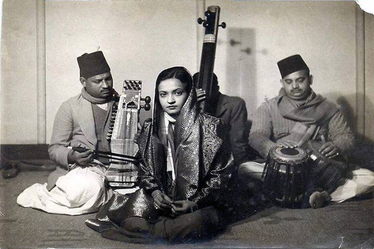 1940માં મશહૂર ગઝલ ગાયિકા અખ્તરી બાઈ ફૈઝાબાદી લાહોરમાં 'ઑલ ઇન્ડિયા રેડિયો'ની પ્રસ્તુતિ વખતે. તે બેગમ અખ્તરના નામે પણ ઓળખાય છે. 1940માં મશહૂર ગઝલ ગાયિકા અખ્તરી બાઈ ફૈઝાબાદી લાહોરમાં 'ઑલ ઇન્ડિયા રેડિયો'ની પ્રસ્તુતિ વખતે. તે બેગમ અખ્તરના નામે પણ ઓળખાય છે.