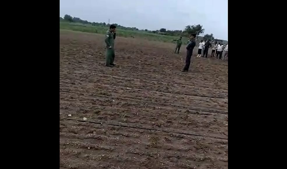 ભાવનગરના કુકડ ગામનાં એક ખેતરમાં ભારતીય વાયુ સેનાનાં સાઉથ વેસ્ટર્ન એર કમાન્ડનાં હેલિકોપ્ટનું ઇમરજન્સી લેન્ડિંગ થયું હતું. આ હેલિકોપ્ટરમાં ટેક્નિકલ ખામી સર્જાતા તેને તાત્કાલિક ખેતરમાં ઉતારવું પડ્યું હતું. હેલિકોપ્ટરની અંદરનાં સભ્યો સુરક્ષિત છે. આ ઘટનાને કારણે સ્થાનિકોમાં થોડી ચિંતા વ્યાપી હતી. આસપાસનાં લોકો અવાજ આવતા ત્યાં શુ થઇ રહ્યું છે તે જોવા આવી ગયા હતાં. આ ખબરની જાણ થતાં તરત જ પોલીસ અને મામલતદાર સ્થળ પર દોડી આવ્યા હતા. ભાવનગરના કુકડ ગામનાં એક ખેતરમાં ભારતીય વાયુ સેનાનાં સાઉથ વેસ્ટર્ન એર કમાન્ડનાં હેલિકોપ્ટનું ઇમરજન્સી લેન્ડિંગ થયું હતું. આ હેલિકોપ્ટરમાં ટેક્નિકલ ખામી સર્જાતા તેને તાત્કાલિક ખેતરમાં ઉતારવું પડ્યું હતું. હેલિકોપ્ટરની અંદરનાં સભ્યો સુરક્ષિત છે. આ ઘટનાને કારણે સ્થાનિકોમાં થોડી ચિંતા વ્યાપી હતી. આસપાસનાં લોકો અવાજ આવતા ત્યાં શુ થઇ રહ્યું છે તે જોવા આવી ગયા હતાં. આ ખબરની જાણ થતાં તરત જ પોલીસ અને મામલતદાર સ્થળ પર દોડી આવ્યા હતા.