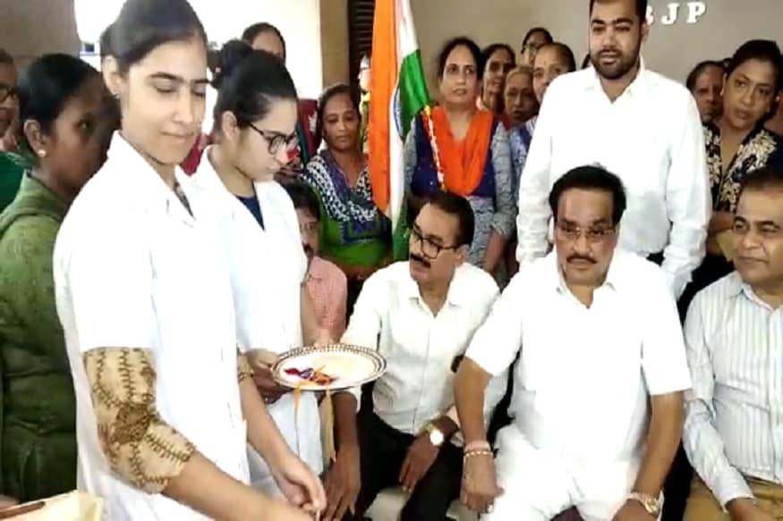 15મી ઓગસ્ટે આઝાદ દિવસ અને રક્ષાબંધનનો પવિત્ર તહેવાર છે જેની ઉજવણી ઠેરઠેર થઇ રહી છે. ત્યારે સુરતમાં પણ રક્ષાબંધની ઉજવણી થઇ રહી છે. સાંસદ સીઆર પાટીલના ત્યાં અનોખી રક્ષાબંધન ઉજવાઇ હતી. (કિર્તેશ પટેલ, સુરત) 15મી ઓગસ્ટે આઝાદ દિવસ અને રક્ષાબંધનનો પવિત્ર તહેવાર છે જેની ઉજવણી ઠેરઠેર થઇ રહી છે. ત્યારે સુરતમાં પણ રક્ષાબંધની ઉજવણી થઇ રહી છે. સાંસદ સીઆર પાટીલના ત્યાં અનોખી રક્ષાબંધન ઉજવાઇ હતી. (કિર્તેશ પટેલ, સુરત)