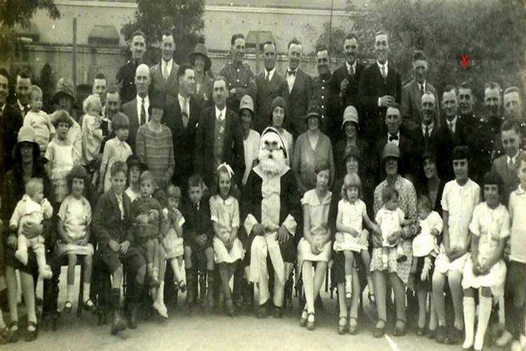 1930માં ક્રિસ્ટ્મસ સમયે લેવાયેલી એક તસવીર વખતે સાંપ્રદાયિક વિભાજનની વાત દૂર-દૂર સુધી ક્યાંય દેખાતી નહોતી. 1930માં ક્રિસ્ટ્મસ સમયે લેવાયેલી એક તસવીર વખતે સાંપ્રદાયિક વિભાજનની વાત દૂર-દૂર સુધી ક્યાંય દેખાતી નહોતી.