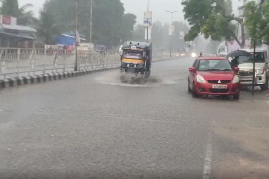 ફરીદખાન પઠાણ/ દિપક પટેલ/કેતન પટેલ : આજ સવારથી રાજ્યનાં અનેક વિસ્તારોમાં વરસાદી માહોલ જામ્યો છે. ત્યારે હજી બે દિવસ રાજ્યમાં ભારેથી અતિભારે વરસાદની આગાહી છે. અમદાવાદ સહિત પંચમહાલ, સુરત, વડોદરા, અરવલ્લી, પંચમહાલ, મહીસાગર , દાહોદ જિલ્લાનાં અનેક વિસ્તારોમાં આજ સવારથી જ મધ્યમથી ભારે વરસાદ વરસી રહ્યો છે. ઉપરવાસમાં વરસાદને કારણે નર્મદા નદીમાં પાણીની આવક થતાં સરદાર સરોવર અને ભરૂચમાં પણ નર્મદાની સપાટી વધી છે. આ ઉપરાંત અમદાવાનાં વાસણા બેરેજનાં 4 ગેટ ખોલવામાં આવ્યાં છે. કેનાલમાં 735 ક્યુસેક પાણી છોડવામાં આવ્યું છે અને નદીમાં 8846 ક્યુસેક પાણીનો સંગ્રહ થયો છે. ફરીદખાન પઠાણ/ દિપક પટેલ/કેતન પટેલ : આજ સવારથી રાજ્યનાં અનેક વિસ્તારોમાં વરસાદી માહોલ જામ્યો છે. ત્યારે હજી બે દિવસ રાજ્યમાં ભારેથી અતિભારે વરસાદની આગાહી છે. અમદાવાદ સહિત પંચમહાલ, સુરત, વડોદરા, અરવલ્લી, પંચમહાલ, મહીસાગર , દાહોદ જિલ્લાનાં અનેક વિસ્તારોમાં આજ સવારથી જ મધ્યમથી ભારે વરસાદ વરસી રહ્યો છે. ઉપરવાસમાં વરસાદને કારણે નર્મદા નદીમાં પાણીની આવક થતાં સરદાર સરોવર અને ભરૂચમાં પણ નર્મદાની સપાટી વધી છે. આ ઉપરાંત અમદાવાનાં વાસણા બેરેજનાં 4 ગેટ ખોલવામાં આવ્યાં છે. કેનાલમાં 735 ક્યુસેક પાણી છોડવામાં આવ્યું છે અને નદીમાં 8846 ક્યુસેક પાણીનો સંગ્રહ થયો છે.