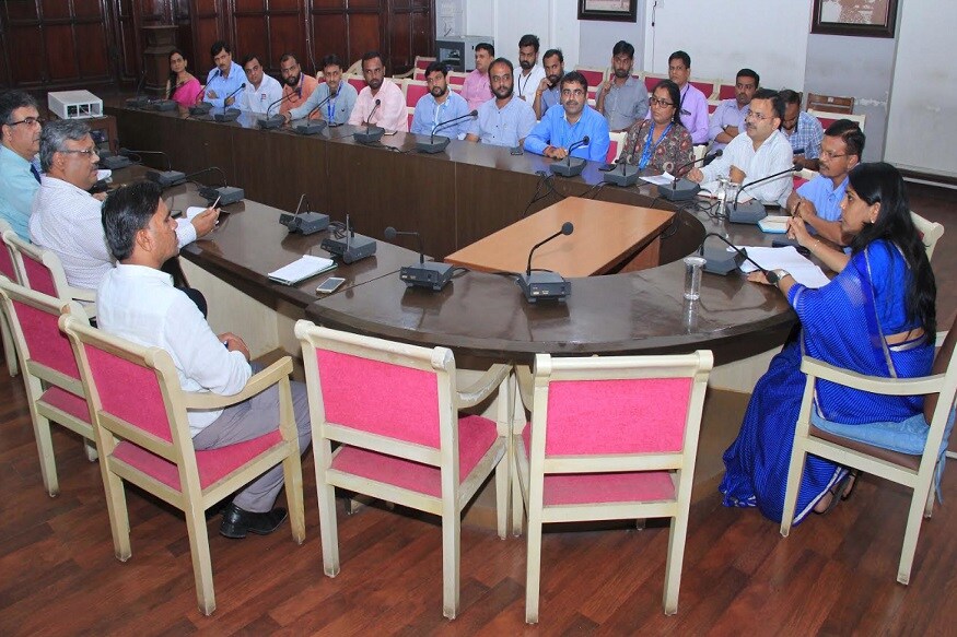કલેક્ટર અને કાર્યકારી મ્યુનિસિપલ કમિશનરે શાલિની અગ્રવાલે વીમા કંપનીઓની સરળતા માટે મહાનગરપાલિકા એક મહિના માટે એક પ્લોટ ફાળવી આપવાનુ જણાવ્યુ હતું. જેથી વીમાધારકોએ ક્લેમ્સ કરેલા વાહનો વીમા કંપનીઓ ત્યાં લાવી શકે, અને તેની જરૂરી ચકાસણી કરીને વીમો ત્વરાથી મંજૂર કરવાની પ્રક્રિયા ઝડપથી આગળ વધી શકે. ઉપરાંત વીમાધારકો વીમો ઝડપથી મંજૂર થાય તે બેંક અને વીમા કંપનીઓ સંકલન સાધી શકે તે માટે બેંકોના પ્રબંધકો અને વીમા કંપનીના પ્રતિનિધિઓ સાથે બેઠક યોજવામાં આવશે. મહત્વનુ છે કે, રાજ્ય સરકાર પણ વીમાધારકોના વીમા ઝડપથી મંજૂર થાય તે માટે પ્રયાસરત છે. કલેક્ટર અને કાર્યકારી મ્યુનિસિપલ કમિશનરે શાલિની અગ્રવાલે વીમા કંપનીઓની સરળતા માટે મહાનગરપાલિકા એક મહિના માટે એક પ્લોટ ફાળવી આપવાનુ જણાવ્યુ હતું. જેથી વીમાધારકોએ ક્લેમ્સ કરેલા વાહનો વીમા કંપનીઓ ત્યાં લાવી શકે, અને તેની જરૂરી ચકાસણી કરીને વીમો ત્વરાથી મંજૂર કરવાની પ્રક્રિયા ઝડપથી આગળ વધી શકે. ઉપરાંત વીમાધારકો વીમો ઝડપથી મંજૂર થાય તે બેંક અને વીમા કંપનીઓ સંકલન સાધી શકે તે માટે બેંકોના પ્રબંધકો અને વીમા કંપનીના પ્રતિનિધિઓ સાથે બેઠક યોજવામાં આવશે. મહત્વનુ છે કે, રાજ્ય સરકાર પણ વીમાધારકોના વીમા ઝડપથી મંજૂર થાય તે માટે પ્રયાસરત છે.