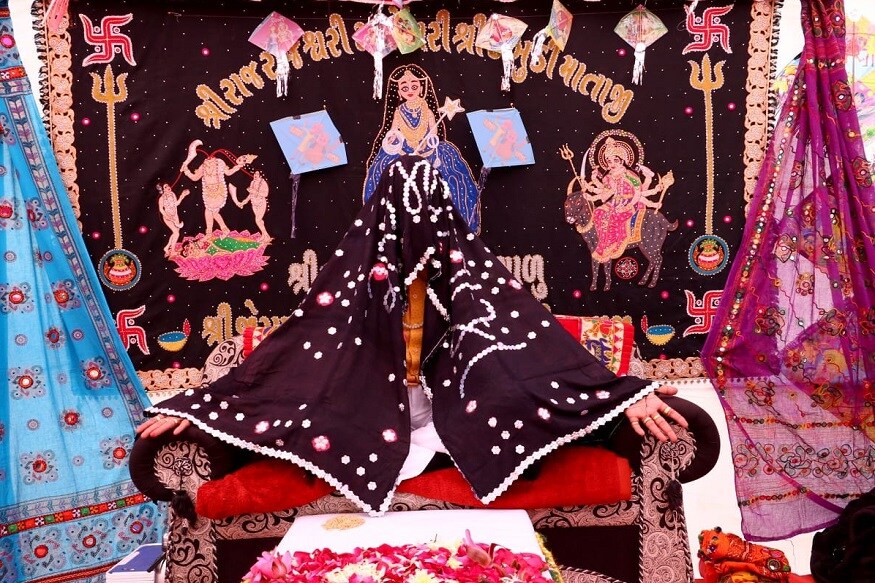 બોટાદના ગઢડા શહેરમાં રહેતા ભીખાભાઇ માણિયાનો 22 વર્ષીય દીકરાને કેન્સર થયું હતું. ભીખાભાઈ માણિયાએ પોતાના દીકરાને બચાવવા માટે દવા અને દુવા બંનેના રસ્તા અપનાવ્યા હતા. આવામાં કોઈએ તેમને ઢબુડી માતાનો સંપર્ક કરવા કહ્યું હતું. ઢબુડી માતા કેન્સરની તથા અન્ય બીમારી દૂર કરવાનો તથા નોકરી, લગ્નના પ્રશ્નો ઉકેલવાનો દાવો કરે છે. જેથી તેઓ ત્યાં ગયા હતાં. ઢબુડી માએ તેમના પુત્રની દવાઓ બંધ કરાવી દીધી હતી. જે બાદ તેનું મૃત્યું નીપજ્યું હતું. ઢબુડી માનો કિસ્સો પ્રકાશમાં આવ્યાં બાદ તેમણે ન્યૂઝ18 ગુજરાતી સાથેની વાતચીતમાં કહ્યું હતું કે, કોઇપણ ઢબુડી માનાં ધતિંગમાં ન ફસાસો. કોઇપણ બીમારીમાં પહેલા ડોક્ટર જે કહે તે જ કરજો. મારા જેવી ભૂલ કોઇ ન કરતાં. બોટાદના ગઢડા શહેરમાં રહેતા ભીખાભાઇ માણિયાનો 22 વર્ષીય દીકરાને કેન્સર થયું હતું. ભીખાભાઈ માણિયાએ પોતાના દીકરાને બચાવવા માટે દવા અને દુવા બંનેના રસ્તા અપનાવ્યા હતા. આવામાં કોઈએ તેમને ઢબુડી માતાનો સંપર્ક કરવા કહ્યું હતું. ઢબુડી માતા કેન્સરની તથા અન્ય બીમારી દૂર કરવાનો તથા નોકરી, લગ્નના પ્રશ્નો ઉકેલવાનો દાવો કરે છે. જેથી તેઓ ત્યાં ગયા હતાં. ઢબુડી માએ તેમના પુત્રની દવાઓ બંધ કરાવી દીધી હતી. જે બાદ તેનું મૃત્યું નીપજ્યું હતું. ઢબુડી માનો કિસ્સો પ્રકાશમાં આવ્યાં બાદ તેમણે ન્યૂઝ18 ગુજરાતી સાથેની વાતચીતમાં કહ્યું હતું કે, કોઇપણ ઢબુડી માનાં ધતિંગમાં ન ફસાસો. કોઇપણ બીમારીમાં પહેલા ડોક્ટર જે કહે તે જ કરજો. મારા જેવી ભૂલ કોઇ ન કરતાં.