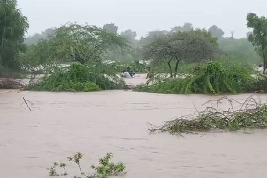 આ દરમિયાન આર્મીના જવાનોએ જીવના જોખમે નદીના પાણીમાં તરીને ચાર લોકોને બચાવી લીધા હતા. જ્યારે બાકીના લોકોની શોધખોળ હાથ ધરવામાં આવી હતી. ઘટનાની જાણ થતાં જ મામલતદાર, ડીઝાસ્ટર મેનેજમેન્ટ તેમજ કલેક્ટર ઘટનાસ્થળે પહોંચી ગયા હતા. આ દરમિયાન આર્મીના જવાનોએ જીવના જોખમે નદીના પાણીમાં તરીને ચાર લોકોને બચાવી લીધા હતા. જ્યારે બાકીના લોકોની શોધખોળ હાથ ધરવામાં આવી હતી. ઘટનાની જાણ થતાં જ મામલતદાર, ડીઝાસ્ટર મેનેજમેન્ટ તેમજ કલેક્ટર ઘટનાસ્થળે પહોંચી ગયા હતા.