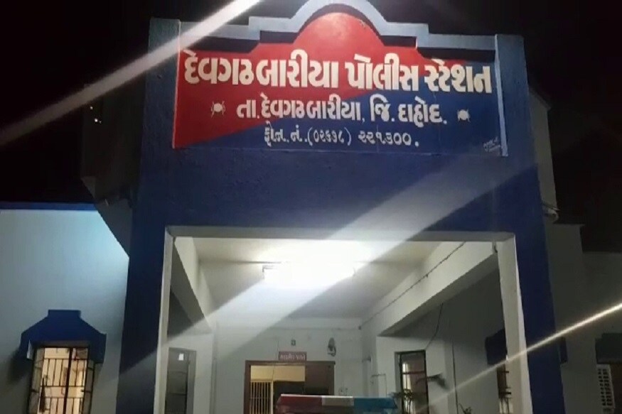 દાહોદમાં રવિવારે દારૂ પીવા માટે પૈસા ન આપનાર પત્નીને મોતને ઘાટ ઉતાર્યાની ઘટના બની હતી. તો દાહોદના દેવગઢ બારીયામાં ફરી ખૂની ખેલ ખેલાયો છે. પુત્રએ તલવારના ઘા મારી કરી હત્યા કરી હતી. પોલીસને આ અંગે જાણ થતાં પોલીસની ટીમ ઘટના સ્થળે પહોંચીને પિતાના મૃતદેહને દેવગઢ બારિયા સિવિલ હોસ્પિટલ લઇ જવામાં આવ્યો હતો. પોલીસે પુત્ર સામે હત્યાનો ગુનો નોંધીને પુત્રને પકડવા ચક્રો ગતિમાન કર્યા હતા. (સાબીર ભાભોર, દાહોદ) દાહોદમાં રવિવારે દારૂ પીવા માટે પૈસા ન આપનાર પત્નીને મોતને ઘાટ ઉતાર્યાની ઘટના બની હતી. તો દાહોદના દેવગઢ બારીયામાં ફરી ખૂની ખેલ ખેલાયો છે. પુત્રએ તલવારના ઘા મારી કરી હત્યા કરી હતી. પોલીસને આ અંગે જાણ થતાં પોલીસની ટીમ ઘટના સ્થળે પહોંચીને પિતાના મૃતદેહને દેવગઢ બારિયા સિવિલ હોસ્પિટલ લઇ જવામાં આવ્યો હતો. પોલીસે પુત્ર સામે હત્યાનો ગુનો નોંધીને પુત્રને પકડવા ચક્રો ગતિમાન કર્યા હતા. (સાબીર ભાભોર, દાહોદ)