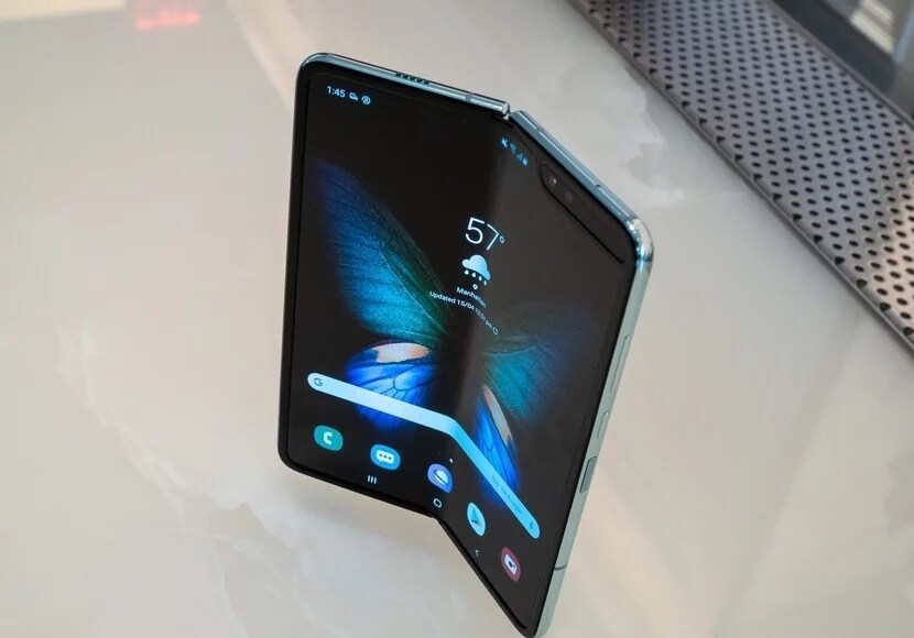 સેમસંગ ઇન્ડિયાની વેબસાઇટ પર Galaxy Foldને રજૂ કરવામાં આવ્યો છે. એવી પણ અપેક્ષા રાખવામાં આવે છે કે આ સ્માર્ટફોન ભારતમાં જલ્દી આવી રહ્યો છે. સેમસંગ ઇન્ડિયાની વેબસાઇટ પર Galaxy Foldને રજૂ કરવામાં આવ્યો છે. એવી પણ અપેક્ષા રાખવામાં આવે છે કે આ સ્માર્ટફોન ભારતમાં જલ્દી આવી રહ્યો છે.