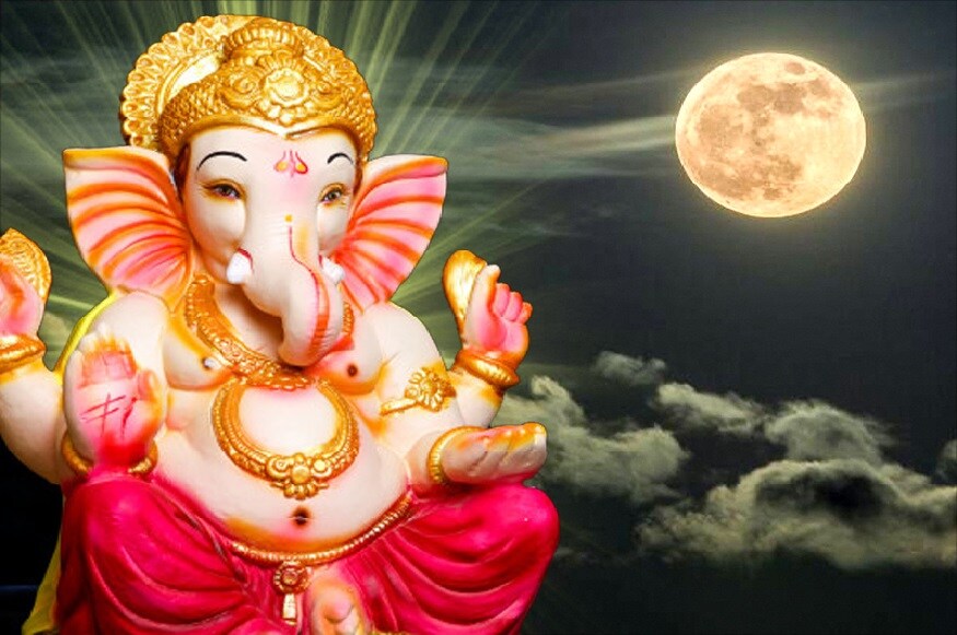ગણેશજીના શરીર પર જીવન અને બ્રહ્માંડ સાથે જોડાયેલ અંગ નિવાસ કરે છે. ગણેશજીની સુંઢ પર ધર્મ વિદ્યમાન છે તો કાનો પર ઋચાઓ, જમણા હાથમાં વાર, ડાબા હાથમાં અન્ન, પેટમાં સમૃદ્ધિ, નાભિમાં બ્રહ્માંડ, આંખોમાં લક્ષ્ય, પગોમાં સાતેય લોક અને મસ્તકમાં બ્રહ્મલોક વિદ્યમાન છે. ગણેશજીના સામેથી દર્શન કરવાથી ઉપરોક્ત બધા સુખ-શાંત અને સમૃદ્ધિ પ્રાપ્ત થઇ જાય છે. ગણેશજીના શરીર પર જીવન અને બ્રહ્માંડ સાથે જોડાયેલ અંગ નિવાસ કરે છે. ગણેશજીની સુંઢ પર ધર્મ વિદ્યમાન છે તો કાનો પર ઋચાઓ, જમણા હાથમાં વાર, ડાબા હાથમાં અન્ન, પેટમાં સમૃદ્ધિ, નાભિમાં બ્રહ્માંડ, આંખોમાં લક્ષ્ય, પગોમાં સાતેય લોક અને મસ્તકમાં બ્રહ્મલોક વિદ્યમાન છે. ગણેશજીના સામેથી દર્શન કરવાથી ઉપરોક્ત બધા સુખ-શાંત અને સમૃદ્ધિ પ્રાપ્ત થઇ જાય છે.