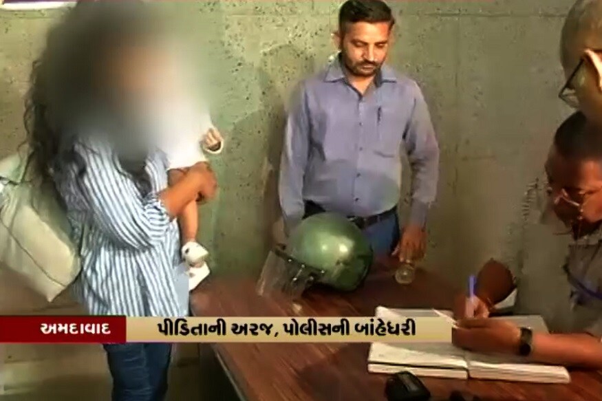 દિલ્હીની મહિલાએ ગાંધીનગરમાં ડીજીપી શિવાનંદ ઝા અને મહિલા આયોગના ચેરપર્સન લીલા અંકોલિયાની મુલાકાત લીધી હતી. સમગ્ર હકીકત જણાવી હતી. તેણે એવી પણ રજૂઆત કરી હતી કે તેણે પત્નીને છૂટાછેડા આપ્યા વગર મારી સાથે સંબંધ રાખી લગ્નની લાલચ આપી દગો કર્યો છે. દિલ્હીની મહિલાએ ગાંધીનગરમાં ડીજીપી શિવાનંદ ઝા અને મહિલા આયોગના ચેરપર્સન લીલા અંકોલિયાની મુલાકાત લીધી હતી. સમગ્ર હકીકત જણાવી હતી. તેણે એવી પણ રજૂઆત કરી હતી કે તેણે પત્નીને છૂટાછેડા આપ્યા વગર મારી સાથે સંબંધ રાખી લગ્નની લાલચ આપી દગો કર્યો છે.