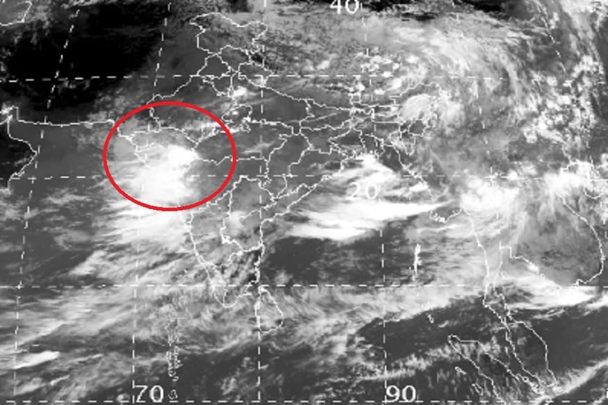 સમગ્ર ગુજરાતમાં વરસાદ વરસદી રહ્યો છે. ખાસ કરીને મધ્ય ગુજરાત અને દક્ષિણ ગુજરાતમાં ભારે વરસાદ પડી રહ્યો છે. આવી સ્થિતિમાં ઉત્તર ગુજરાત, પૂર્વ મધ્ય ગુજરાત અને દક્ષિણ ગુજરાતના કેટલાક વિસ્તારોમાં હજી બે દવિસ અતિ ભારે વરસાદની આગાહી કરવામાં આવી છે. સાથે સાથે માછીમારોને દરિયો ન ખેડવા માટે સૂચના આપવામાં આવી છે. (વિભુ પટેલ, અમદાવાદ) સમગ્ર ગુજરાતમાં વરસાદ વરસદી રહ્યો છે. ખાસ કરીને મધ્ય ગુજરાત અને દક્ષિણ ગુજરાતમાં ભારે વરસાદ પડી રહ્યો છે. આવી સ્થિતિમાં ઉત્તર ગુજરાત, પૂર્વ મધ્ય ગુજરાત અને દક્ષિણ ગુજરાતના કેટલાક વિસ્તારોમાં હજી બે દવિસ અતિ ભારે વરસાદની આગાહી કરવામાં આવી છે. સાથે સાથે માછીમારોને દરિયો ન ખેડવા માટે સૂચના આપવામાં આવી છે. (વિભુ પટેલ, અમદાવાદ)