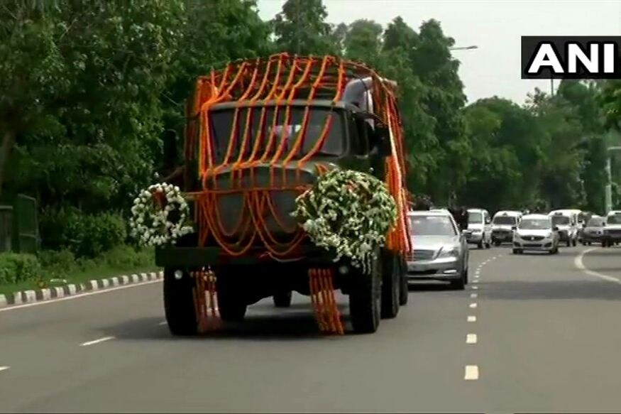 gun carriageથી પાર્થિવ શરીર લઈ જવાની પ્રક્રિયા માત્ર કેટલાક ગણમાન્ય પદો સુધી સિમિત છે. gun carriageથી પાર્થિવ શરીર લઈ જવાની પ્રક્રિયા માત્ર રાષ્ટ્રપતિ, પ્રધાનમંત્રી અને રક્ષા મંત્રી જેવા પદો સાથે કરવામાં આવે છે. તમને જણાવી દઈએ કે, અરૂણ જેટલી મોદી સરકારના પહેલા કાર્યકાળમાં રક્ષામંત્રીનું પદ સંભાળી ચુક્યા હતા. જેથી શનિવારે તેમના નિધન બાદ જ્યારે રવિવારે તેમનો પાર્થિવ દેહ બીજેપી કાર્યાલય લઈ જવામાં આવી રહ્યો હતો ત્યારે તેને gun carriage પર રાખવામાં આવ્યો હતો. gun carriageથી પાર્થિવ શરીર લઈ જવાની પ્રક્રિયા માત્ર કેટલાક ગણમાન્ય પદો સુધી સિમિત છે. gun carriageથી પાર્થિવ શરીર લઈ જવાની પ્રક્રિયા માત્ર રાષ્ટ્રપતિ, પ્રધાનમંત્રી અને રક્ષા મંત્રી જેવા પદો સાથે કરવામાં આવે છે. તમને જણાવી દઈએ કે, અરૂણ જેટલી મોદી સરકારના પહેલા કાર્યકાળમાં રક્ષામંત્રીનું પદ સંભાળી ચુક્યા હતા. જેથી શનિવારે તેમના નિધન બાદ જ્યારે રવિવારે તેમનો પાર્થિવ દેહ બીજેપી કાર્યાલય લઈ જવામાં આવી રહ્યો હતો ત્યારે તેને gun carriage પર રાખવામાં આવ્યો હતો.