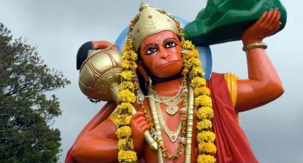 હનુમાન ચાલીસા ક્યારેય મનમાં બોલવાને બદલે મોટેથી બોલવી જોઈએ. આ ઉપરાંત તેના ઉચ્ચારણ પણ સ્પષ્ટ બોલવા જોઈએ. ક્યારેક ઉતાવડમાં અનેક શબ્દો ખોટા બોલાઈ જતા હોય છે. જે યોગ્ય નથી. શાંતિથી કોઈ સ્થળ પર બેસીને પણ હનુમાન ચાલીસા બોલી શકાય છે. જેથી મન પણ શાંત થાય છે અને વ્યવસ્થિત રીતે બોલાય પણ છે. હનુમાન ચાલીસા ક્યારેય મનમાં બોલવાને બદલે મોટેથી બોલવી જોઈએ. આ ઉપરાંત તેના ઉચ્ચારણ પણ સ્પષ્ટ બોલવા જોઈએ. ક્યારેક ઉતાવડમાં અનેક શબ્દો ખોટા બોલાઈ જતા હોય છે. જે યોગ્ય નથી. શાંતિથી કોઈ સ્થળ પર બેસીને પણ હનુમાન ચાલીસા બોલી શકાય છે. જેથી મન પણ શાંત થાય છે અને વ્યવસ્થિત રીતે બોલાય પણ છે.