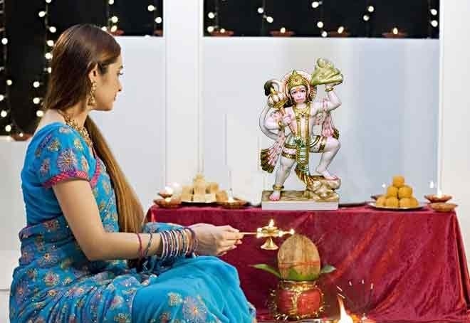હનુમાન ચાલીસાનો પાઠ કરતા પહેલા સંપૂર્ણપણે સ્વસ્થ એટલે કે ચોખ્ખાં કપડાં પહેરો અને સ્નાન કરી લો. જે આસન પર બેસીને હનુમાન ચાલીસાનો પાઠ કરવાના હોય તે આસન લાલ રંગનું જ હોવું જોઈએ. જો આ આસન ઊનનું હોય તો વધુ સારું રહે છે. હનુમાન ચાલીસાનો પાઠ કરતા પહેલા સંપૂર્ણપણે સ્વસ્થ એટલે કે ચોખ્ખાં કપડાં પહેરો અને સ્નાન કરી લો. જે આસન પર બેસીને હનુમાન ચાલીસાનો પાઠ કરવાના હોય તે આસન લાલ રંગનું જ હોવું જોઈએ. જો આ આસન ઊનનું હોય તો વધુ સારું રહે છે.