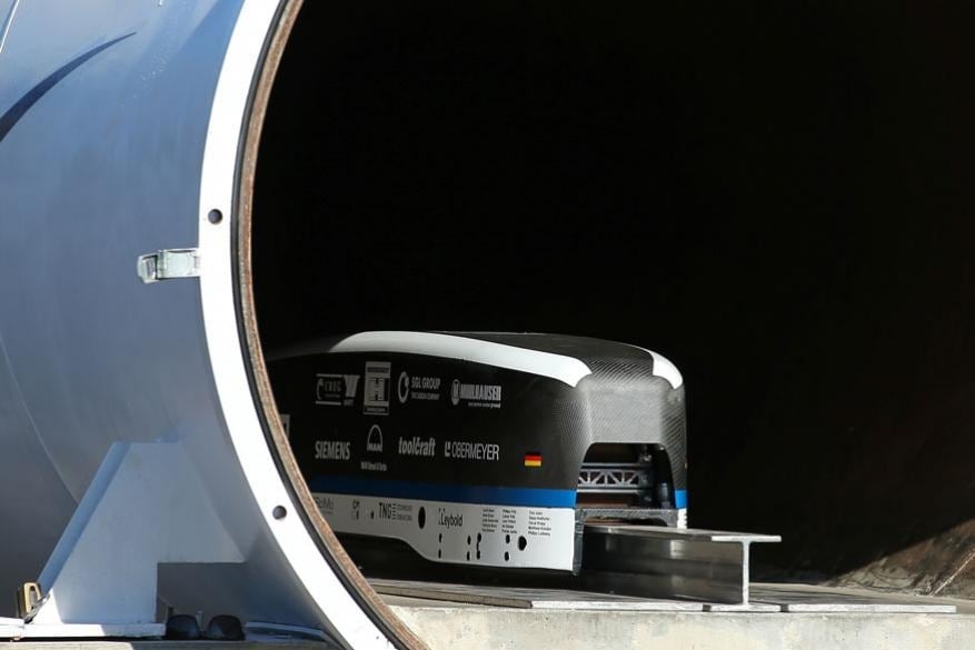 મ્યુનિકની ટેકનીકી યુનિવર્સિટીમાંથી WARR Hyperloop પોડ, કેલિફોર્નિયાના હાથોર્નીમાં સ્પેસએક્સની હાયપરલૂપ પોડ કોમ્પિટિશનમાં રાખવા માટે તૈયાર છે. મ્યુનિકની ટેકનીકી યુનિવર્સિટીમાંથી WARR Hyperloop પોડ, કેલિફોર્નિયાના હાથોર્નીમાં સ્પેસએક્સની હાયપરલૂપ પોડ કોમ્પિટિશનમાં રાખવા માટે તૈયાર છે.