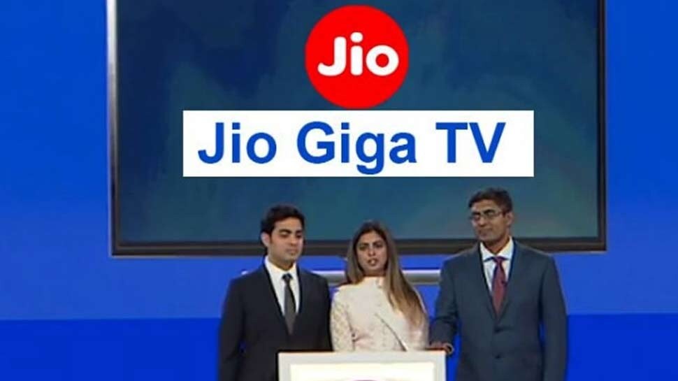 આ દરમિયાન એક રિપોર્ટ આવ્યો છે જેમાં એવું કહેવામાં આવી રહ્યું છે કે રિલાયન્સ જિયો તેના જિયો ગીગા ફાઇબર હેઠળ ફક્ત 600 રૂપિયામાં અમર્યાદિત સેવાઓ પ્રદાન કરશે. લાઇવમિન્ટના એક રિપોર્ટમાં દાવો કરવામાં આવ્યો છે કે ગ્રાહકોને બ્રોડબેન્ડ, લેન્ડલાઇન અને ટીવી કોમ્બો સેવા 600 રૂપિયાની માસિક ફી પર મળશે. ચાલો તેના વિશે વિગતવાર જાણીએ ... આ દરમિયાન એક રિપોર્ટ આવ્યો છે જેમાં એવું કહેવામાં આવી રહ્યું છે કે રિલાયન્સ જિયો તેના જિયો ગીગા ફાઇબર હેઠળ ફક્ત 600 રૂપિયામાં અમર્યાદિત સેવાઓ પ્રદાન કરશે. લાઇવમિન્ટના એક રિપોર્ટમાં દાવો કરવામાં આવ્યો છે કે ગ્રાહકોને બ્રોડબેન્ડ, લેન્ડલાઇન અને ટીવી કોમ્બો સેવા 600 રૂપિયાની માસિક ફી પર મળશે. ચાલો તેના વિશે વિગતવાર જાણીએ ...