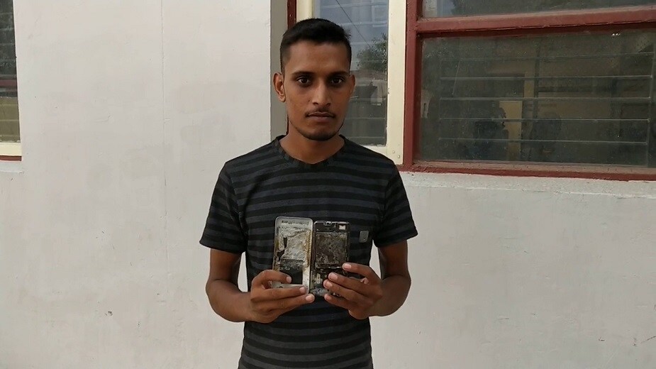 દેવેન્દ્રએ જ્યારે કંપનીના સર્વિસ સેન્ટરમાં જઈને આ અંગે વાત કરી ત્યારે તેને કહેવામાં આવ્યું હતું કે મોબાઇલની વોરંટી પૂર્ણ થઈ ગઈ છે. આથી તેને સરખો કરવા માટે ચાર્જ ચુકવવો પડશે. દેવેન્દ્રએ જ્યારે કંપનીના સર્વિસ સેન્ટરમાં જઈને આ અંગે વાત કરી ત્યારે તેને કહેવામાં આવ્યું હતું કે મોબાઇલની વોરંટી પૂર્ણ થઈ ગઈ છે. આથી તેને સરખો કરવા માટે ચાર્જ ચુકવવો પડશે.