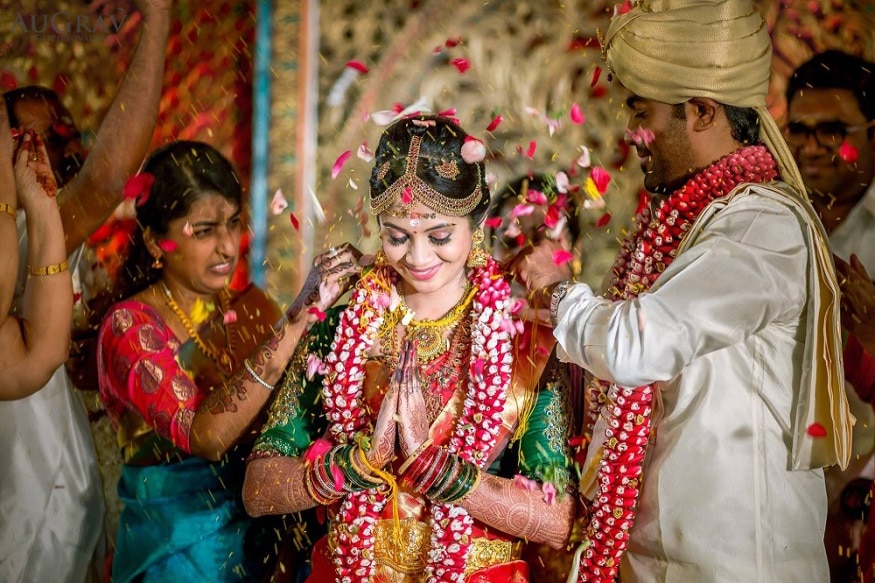 મંગળસૂત્ર કાઢવું વર્જિત- લગ્નના સમયે જ્યારે પતિ દ્વારા પત્નીને મંગળસૂત્ર પહેરાવવામાં આવે છે તો તે પછી તેને ક્યારેપણ નીકાળવું ન જોઇએ. જ્યારે કોઇ અનહોની થાય છે ત્યારે જ તેને ઉતારવામાં આવે છે. જો કોઇ કારણથી મંગળસૂત્ર કાઢવું પડે તો તેની જગ્યાએ કાળો દોળો ગળામાં પહેરી લેવો જોઇએ. મંગળસૂત્ર કાઢવું વર્જિત- લગ્નના સમયે જ્યારે પતિ દ્વારા પત્નીને મંગળસૂત્ર પહેરાવવામાં આવે છે તો તે પછી તેને ક્યારેપણ નીકાળવું ન જોઇએ. જ્યારે કોઇ અનહોની થાય છે ત્યારે જ તેને ઉતારવામાં આવે છે. જો કોઇ કારણથી મંગળસૂત્ર કાઢવું પડે તો તેની જગ્યાએ કાળો દોળો ગળામાં પહેરી લેવો જોઇએ.