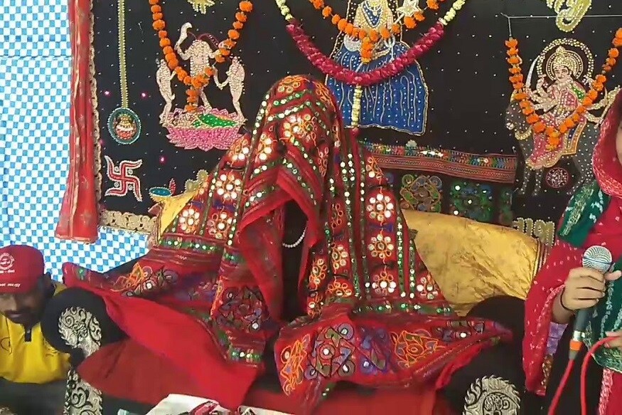 ગત મંગળવારે વિજ્ઞાનજાથાના ડાયરેક્ટર જયંત પંડ્યા સાથે બોટાદના એક પીડિતે 'ઢબુડી મા' એટલે ધનજી ઓડ સામે પેથાપુર પોલીસ સ્ટેશનમાં ફરિયાદ નોંધાવી છે. આ ફરિયાદ બાદ 'ઢબુડી મા' ઉર્ફે ધનજી ઓડે મીડિયા સામે આવી કહ્યું હતું કે 'મારી સામેના આક્ષેપો ખોટા છે, હું લોકોની સેવા કરું છું અને વડીલોની મર્યાદા રાખવી તેવું જણાવું છું, હું કોઈને ઢબુડી માતાનો દિવો કે અગરબત્તી કરવાનું કહેતો નથી. બે લાખ લોકો કહેશે ત્યારે ચૂંદડી હટાવીશ.' જોકે, જાથાએ 'ઢબુડી મા'નો અસલી ચહેરાવાળી તસવીર શેર કરી છે. ગત મંગળવારે વિજ્ઞાનજાથાના ડાયરેક્ટર જયંત પંડ્યા સાથે બોટાદના એક પીડિતે 'ઢબુડી મા' એટલે ધનજી ઓડ સામે પેથાપુર પોલીસ સ્ટેશનમાં ફરિયાદ નોંધાવી છે. આ ફરિયાદ બાદ 'ઢબુડી મા' ઉર્ફે ધનજી ઓડે મીડિયા સામે આવી કહ્યું હતું કે 'મારી સામેના આક્ષેપો ખોટા છે, હું લોકોની સેવા કરું છું અને વડીલોની મર્યાદા રાખવી તેવું જણાવું છું, હું કોઈને ઢબુડી માતાનો દિવો કે અગરબત્તી કરવાનું કહેતો નથી. બે લાખ લોકો કહેશે ત્યારે ચૂંદડી હટાવીશ.' જોકે, જાથાએ 'ઢબુડી મા'નો અસલી ચહેરાવાળી તસવીર શેર કરી છે.