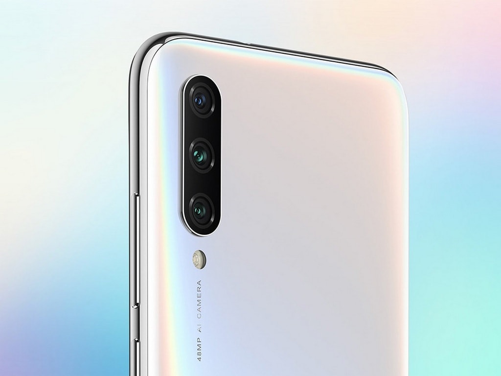 કેમેરાની વાત કરીએ તો, Xiaomi Mi A3 માં ટ્રિપલ રિયર કેમેરા સેટઅપ આપવામાં આવ્યું છે. તેમાં પારઇમરી લેન્સ 48 મેગાપિક્સલનું છે, બીજું 8 મેગાપિક્સલનું છે, જ્યારે ત્રીજી લેન્સ 2 મેગાપિક્સલનું છે. સેલ્ફી માટે ફોનના આગળના ભાગમાં 32 મેગાપિક્સલનો કેમેરો આપવામાં આવ્યો છે. તેના કેમેરામાં એલઇડી ફ્લેશ, એચડીઆર અને ફેસ ડિટેક્શન ઓટોફોકસ જેવી સુવિધાઓ છે. કેમેરાની વાત કરીએ તો, Xiaomi Mi A3 માં ટ્રિપલ રિયર કેમેરા સેટઅપ આપવામાં આવ્યું છે. તેમાં પારઇમરી લેન્સ 48 મેગાપિક્સલનું છે, બીજું 8 મેગાપિક્સલનું છે, જ્યારે ત્રીજી લેન્સ 2 મેગાપિક્સલનું છે. સેલ્ફી માટે ફોનના આગળના ભાગમાં 32 મેગાપિક્સલનો કેમેરો આપવામાં આવ્યો છે. તેના કેમેરામાં એલઇડી ફ્લેશ, એચડીઆર અને ફેસ ડિટેક્શન ઓટોફોકસ જેવી સુવિધાઓ છે.