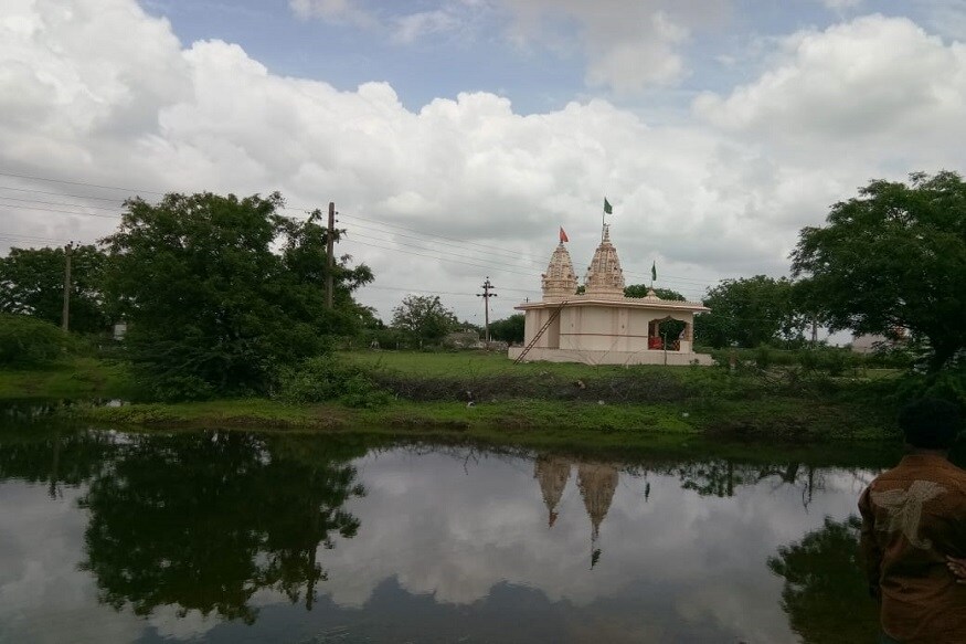ચોમાસું શરૂ થવાની સાથે લોકોના પામીમાં ડૂબી જવાની ઘટનાઓ છાસવારે બની છે. ત્યારે આવી જ એક ઘટના મોરબીના હડમતીયા ગામે બની છે. જ્યાં બે પિતરાઇ ભાઇઓના તળાવમાં ડૂબવાથી મોત નીપજ્યા છે. આ અંગે જાણ થતાં સ્થાનિક લોકો ઘટના સ્થળે પહોંચ્યા હતા. અને ફાયર બ્રિગેડ અને 108 એમ્બ્યુલન્સને જાણ કરતા ટીમો પહોંચી ગઇ હતી. (અતુલ જોશી, મોરબી) ચોમાસું શરૂ થવાની સાથે લોકોના પામીમાં ડૂબી જવાની ઘટનાઓ છાસવારે બની છે. ત્યારે આવી જ એક ઘટના મોરબીના હડમતીયા ગામે બની છે. જ્યાં બે પિતરાઇ ભાઇઓના તળાવમાં ડૂબવાથી મોત નીપજ્યા છે. આ અંગે જાણ થતાં સ્થાનિક લોકો ઘટના સ્થળે પહોંચ્યા હતા. અને ફાયર બ્રિગેડ અને 108 એમ્બ્યુલન્સને જાણ કરતા ટીમો પહોંચી ગઇ હતી. (અતુલ જોશી, મોરબી)