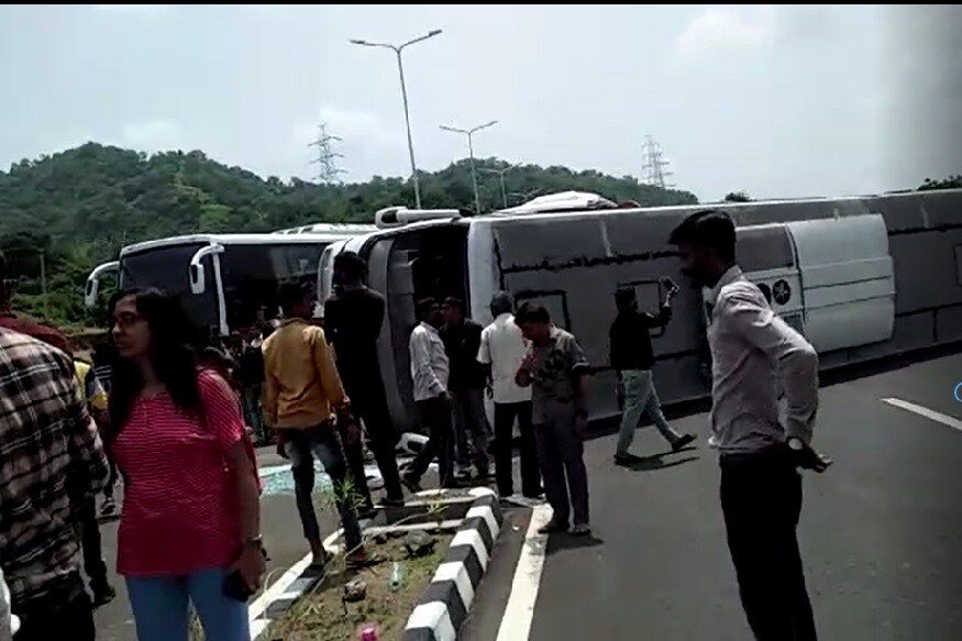 દિપક પટેલ, નર્મદા : સ્ટેચ્યૂ ઓફ યુનિટી પાસે બે લક્ઝરી બસો વચ્ચે અકસ્માત થતા તેમાની એક બસ પલટી ગઇ હતી. જેમાં 17થી વધુ મુસાફરો ઇજાગ્રસ્ત છે. હાલ તેમને ગરૂડેશ્વર રેફરલ હોસ્પિટલમાં સારવાર માટે લઇ જવામાં આવ્યાં છે. જ્યારે 6 મુસાફરોને વડોદરા સિવિલ હોસ્પિટલ ખાતે રીફર કરવામાં આવ્યાં છે. દિપક પટેલ, નર્મદા : સ્ટેચ્યૂ ઓફ યુનિટી પાસે બે લક્ઝરી બસો વચ્ચે અકસ્માત થતા તેમાની એક બસ પલટી ગઇ હતી. જેમાં 17થી વધુ મુસાફરો ઇજાગ્રસ્ત છે. હાલ તેમને ગરૂડેશ્વર રેફરલ હોસ્પિટલમાં સારવાર માટે લઇ જવામાં આવ્યાં છે. જ્યારે 6 મુસાફરોને વડોદરા સિવિલ હોસ્પિટલ ખાતે રીફર કરવામાં આવ્યાં છે.