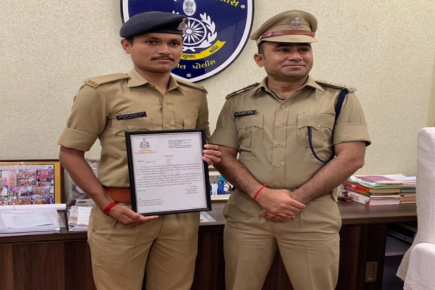 મોરબી જિલ્લામાં આવેલા અનરાધાર વરસાદથી ટંકારાના કલ્યાણપર ગામે પાણી ભરાયા હતા. જેમાં કાંગસીયા પરિવારના ઘણા લોકો ફસાયા હતા. મોરબી જિલ્લામાં આવેલા અનરાધાર વરસાદથી ટંકારાના કલ્યાણપર ગામે પાણી ભરાયા હતા. જેમાં કાંગસીયા પરિવારના ઘણા લોકો ફસાયા હતા.