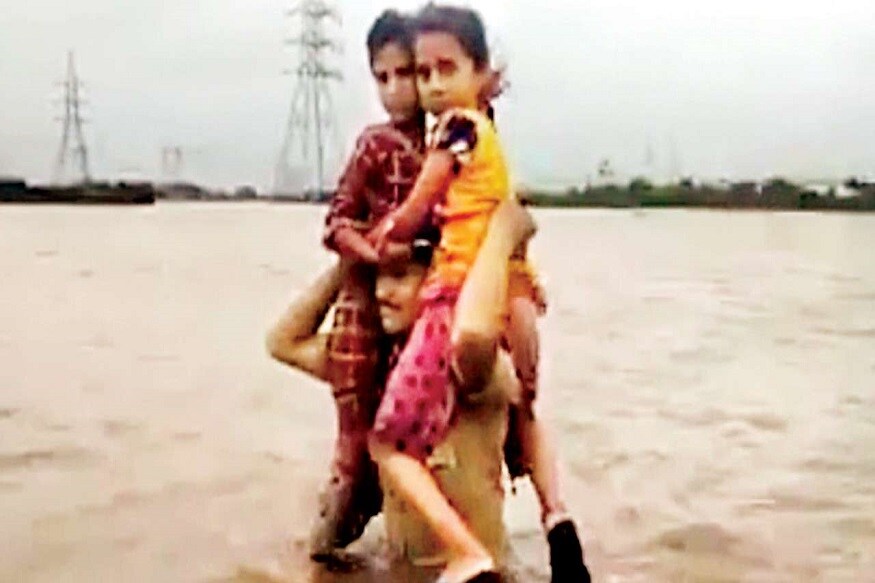 જેમાં બે બાળકીઓને ટંકારાના એલઆરડી પોલીસકર્મી પૃથ્વી રાજ જાડેજા એંપોતાના ખંભા પર બેસાડી રેસ્ક્યુ કરી જીવ બચવતો વીડિયો વાયરલ થયો હતો. જેમાં બે બાળકીઓને ટંકારાના એલઆરડી પોલીસકર્મી પૃથ્વી રાજ જાડેજા એંપોતાના ખંભા પર બેસાડી રેસ્ક્યુ કરી જીવ બચવતો વીડિયો વાયરલ થયો હતો.