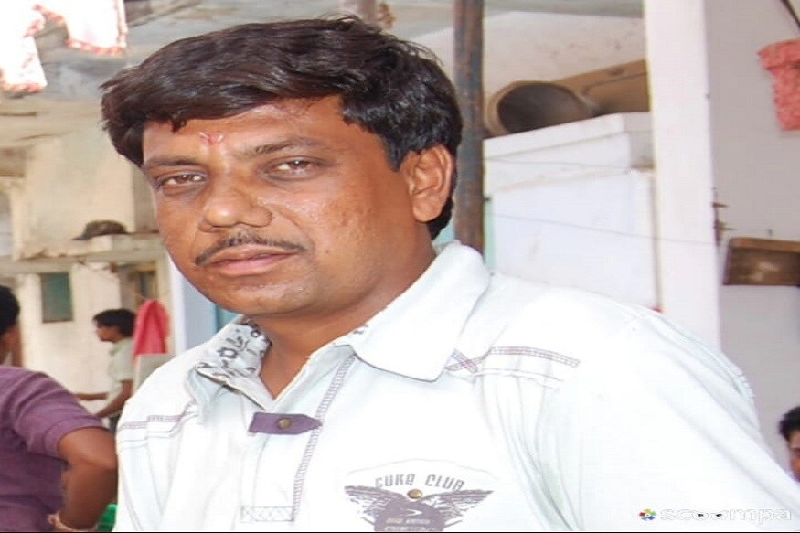મળતી માહિતી પ્રમાણે રાજકોટમાં દિનેશ ચાવડા નામનો યુવક રહે છે અને તેની પત્ની રિસામણે ગઇ છે. જોકે જયેશ ચાવડા નામના યુવકે દિનેશની પત્ની વિશે ખરાબ ટિપ્પણી કરતા દિનેશ ઉશ્કેરાયો હતો. મળતી માહિતી પ્રમાણે રાજકોટમાં દિનેશ ચાવડા નામનો યુવક રહે છે અને તેની પત્ની રિસામણે ગઇ છે. જોકે જયેશ ચાવડા નામના યુવકે દિનેશની પત્ની વિશે ખરાબ ટિપ્પણી કરતા દિનેશ ઉશ્કેરાયો હતો.
