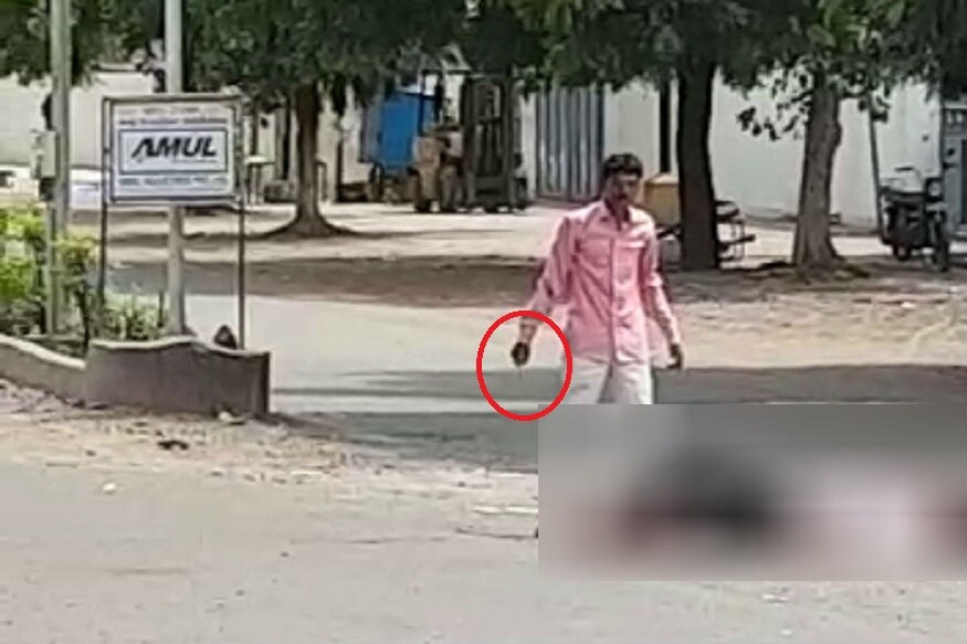 રાજકોટમાં આવેલા 80 ફૂટ રોડ ઉપર જાહેરમાં તિક્ષ્ણ હથિયાર વડે હુમલો કર્યો હતો. જેનાપગલે જયેશ ચાવડાનું ઘટના સ્થળે જ મોત નીપજ્યું હતું. રાજકોટમાં આવેલા 80 ફૂટ રોડ ઉપર જાહેરમાં તિક્ષ્ણ હથિયાર વડે હુમલો કર્યો હતો. જેનાપગલે જયેશ ચાવડાનું ઘટના સ્થળે જ મોત નીપજ્યું હતું.