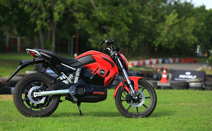રિવોલ્ટ RV400 ઇલેક્ટ્રિક બાઇકમાં 3kW મોટર અને 3.24kW લિથિયમ-આયન બેટરી આપવામાં આવી છે. એકવાર પૂર્ણ ચાર્જ થયા પછી તે 156 કિલોમીટર સુધી દોડશે. તેની ટોપની ગતિ પ્રતિ કલાક 85 કિલોમીટર છે. તે બાઇક સાથે મળી ચાર્જિંગ કેબલની સાથે નિયમિત 15 એમ્પીયર પ્લગ પોઇન્ટ પર ચાર્જ કરી શકાય છે. આનો અર્થ એ છે કે તમે ઘરે બાઇક ચાર્જ કરી શકો છો. રિવોલ્ટ RV400 ઇલેક્ટ્રિક બાઇકમાં 3kW મોટર અને 3.24kW લિથિયમ-આયન બેટરી આપવામાં આવી છે. એકવાર પૂર્ણ ચાર્જ થયા પછી તે 156 કિલોમીટર સુધી દોડશે. તેની ટોપની ગતિ પ્રતિ કલાક 85 કિલોમીટર છે. તે બાઇક સાથે મળી ચાર્જિંગ કેબલની સાથે નિયમિત 15 એમ્પીયર પ્લગ પોઇન્ટ પર ચાર્જ કરી શકાય છે. આનો અર્થ એ છે કે તમે ઘરે બાઇક ચાર્જ કરી શકો છો.