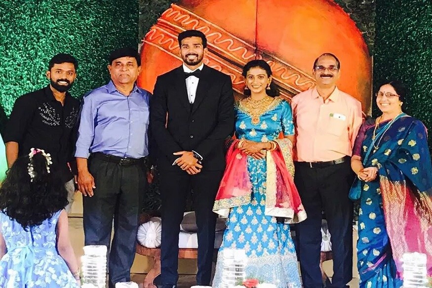 આઇપીએલમાં કોલકાતા નાઇટ રાઇડર્સ અને રણજી ટ્રોફીમાં કેરલ તરફથી રમતા ફાસ્ટ બોલર સંદીપ વોરિયરે લગ્ન કરી લીધા છે. સંદીર વોરિયરની લગ્નની તસવીર કોલકાતા નાઇટ રાઇડર્સના ટ્વિટર હેન્ડલ પર પોસ્ટ કરવામાં આવી છે. સંદીપ વોરિયરે આર્થિ કસ્તૂરીરાજ સાથે લગ્ન કર્યા છે. જેની તસવીર સોશિયલ મીડિયા પર વાયરલ થઈ છે. આઇપીએલમાં કોલકાતા નાઇટ રાઇડર્સ અને રણજી ટ્રોફીમાં કેરલ તરફથી રમતા ફાસ્ટ બોલર સંદીપ વોરિયરે લગ્ન કરી લીધા છે. સંદીર વોરિયરની લગ્નની તસવીર કોલકાતા નાઇટ રાઇડર્સના ટ્વિટર હેન્ડલ પર પોસ્ટ કરવામાં આવી છે. સંદીપ વોરિયરે આર્થિ કસ્તૂરીરાજ સાથે લગ્ન કર્યા છે. જેની તસવીર સોશિયલ મીડિયા પર વાયરલ થઈ છે.