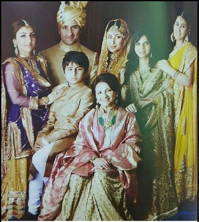 આ તસવીરમાં આખો પટોડી પરિવાર છે. દાદીની સાથે ઇબ્રાહિમ બેઠેલો નજર આવે છે. સારા કરિના અને તેની ફઇ સબાની સાથે ઉભી છે તેનાં ચહેરા પર સ્માઇલ છે. જ્યારે સૈફ-કરિનાનાં લગ્ન થયા હતાં ત્યારે સારા 16 વર્ષની હતી અને ઇબ્રાહિમ 11 વર્ષનો હતો. સારાએ કરનનાં શમાં જણાવ્યું હતું કે, સૈફ-કરિનાનાં લગ્ન માટે તેને અમૃતાએ જ તૈયાર કરી હતી. આ તસવીરમાં આખો પટોડી પરિવાર છે. દાદીની સાથે ઇબ્રાહિમ બેઠેલો નજર આવે છે. સારા કરિના અને તેની ફઇ સબાની સાથે ઉભી છે તેનાં ચહેરા પર સ્માઇલ છે. જ્યારે સૈફ-કરિનાનાં લગ્ન થયા હતાં ત્યારે સારા 16 વર્ષની હતી અને ઇબ્રાહિમ 11 વર્ષનો હતો. સારાએ કરનનાં શમાં જણાવ્યું હતું કે, સૈફ-કરિનાનાં લગ્ન માટે તેને અમૃતાએ જ તૈયાર કરી હતી.