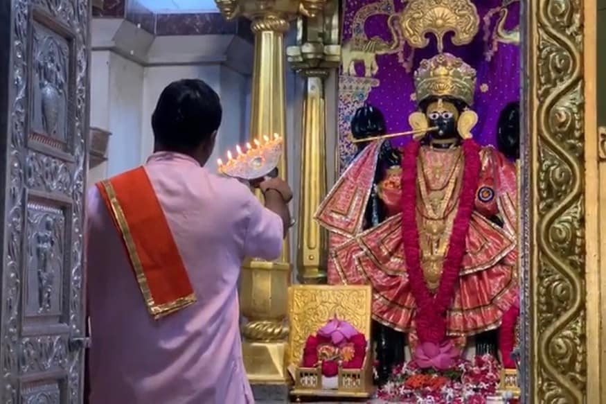 હાર્દિક પટેલ, શામળાજી : ભગવાન શ્રી કૃષ્ણ જન્મોત્સવ વધાવવા યાત્રાધામ શામળાજીમાં અનેરો થનગનાટ જોવા મળી રહ્યો છે. મંદિર સહિત યાત્રાધામને રોશનીથી શણગારવામાં આવ્યું છે. ભગવાન શામળીયાને જન્માષ્ટમી પ્રસંગે ચાંદી ઉપર સોના અને રત્ન મઢિત ગદા,ચક્ર તેમજ ખેસ અર્પણ કરાયા. હાર્દિક પટેલ, શામળાજી : ભગવાન શ્રી કૃષ્ણ જન્મોત્સવ વધાવવા યાત્રાધામ શામળાજીમાં અનેરો થનગનાટ જોવા મળી રહ્યો છે. મંદિર સહિત યાત્રાધામને રોશનીથી શણગારવામાં આવ્યું છે. ભગવાન શામળીયાને જન્માષ્ટમી પ્રસંગે ચાંદી ઉપર સોના અને રત્ન મઢિત ગદા,ચક્ર તેમજ ખેસ અર્પણ કરાયા.