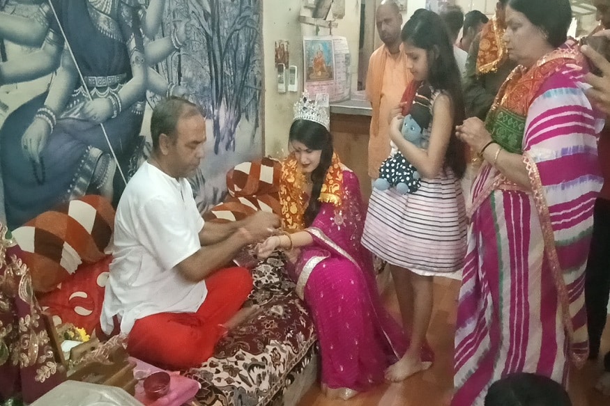 શ્વેતાએ પરિવાર સાથે નિજ મંદિરમાં મા અંબાના દર્શન કર્યા હતા અને પોતાને મળેલો મિસિસ ઇન્ડિયાનો તાજ માં અંબાના ચરણોમાં મુક્યો હતો અને પછી તે ફરી પહેર્યો હતો. મંદિરના પૂજારીએ માતાજીની ચૂંદડી ઓઢાડી આશીર્વાદ આપ્યા હતા. શ્વેતાએ માતાજીની ગાદી ઉપર ભટ્ટજી મહારાજના આશીર્વાદ લીધા હતા અને રક્ષા પોટલી બંધાવી હતી. શ્વેતાએ પરિવાર સાથે નિજ મંદિરમાં મા અંબાના દર્શન કર્યા હતા અને પોતાને મળેલો મિસિસ ઇન્ડિયાનો તાજ માં અંબાના ચરણોમાં મુક્યો હતો અને પછી તે ફરી પહેર્યો હતો. મંદિરના પૂજારીએ માતાજીની ચૂંદડી ઓઢાડી આશીર્વાદ આપ્યા હતા. શ્વેતાએ માતાજીની ગાદી ઉપર ભટ્ટજી મહારાજના આશીર્વાદ લીધા હતા અને રક્ષા પોટલી બંધાવી હતી.