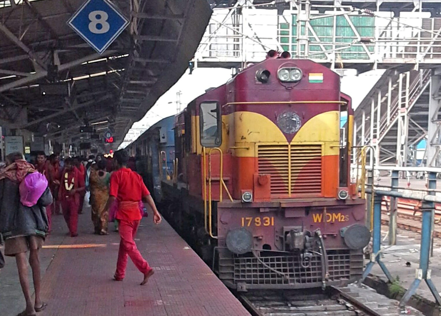 લાંબા સમયથી કોઈ હિલચાલ ન જોતાં, મુસાફરોએ તપાસ કરતાં તેઓએ જોયું કે ટ્રેનમાં એન્જીન નથી. બાદમાં મુસાફરોએ આ અંગે રેલવેને માહિતી આપી હતી. લાંબા સમયથી કોઈ હિલચાલ ન જોતાં, મુસાફરોએ તપાસ કરતાં તેઓએ જોયું કે ટ્રેનમાં એન્જીન નથી. બાદમાં મુસાફરોએ આ અંગે રેલવેને માહિતી આપી હતી.