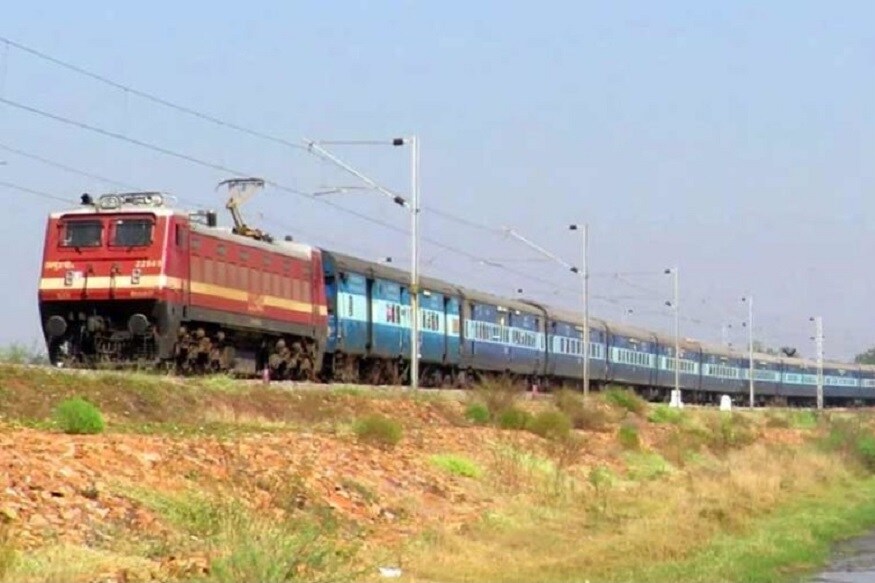 આંધ્રપ્રદેશના વિશાખાપટ્ટનમમાં એક વિચિત્ર ઘટના જોવા મળી. એક ટ્રેનનું એન્જિન લાંબા સમય સુધી કોચ વગર ચાલ્યું અને ટ્રેનના મુસાફરોને તે વિશે કંઇ ખબર પણ ન પડી. આંધ્રપ્રદેશના વિશાખાપટ્ટનમમાં એક વિચિત્ર ઘટના જોવા મળી. એક ટ્રેનનું એન્જિન લાંબા સમય સુધી કોચ વગર ચાલ્યું અને ટ્રેનના મુસાફરોને તે વિશે કંઇ ખબર પણ ન પડી.