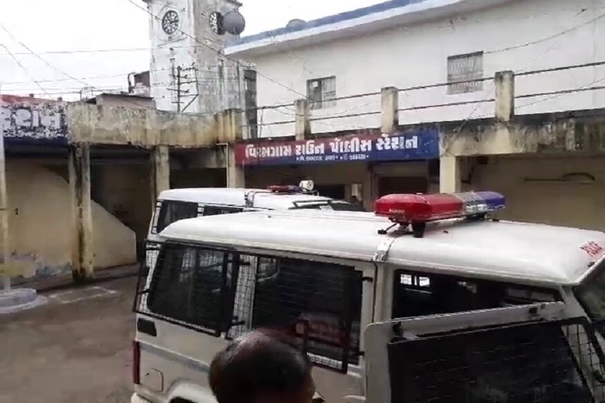ઉચ્ચ પોલીસ અધિકારીના જણાવ્યા પ્રમાણે સવારે 11 વાગ્યે તેઓ બજારમાં ફરજ બજાવતા હતા ત્યારે તેમણે એક વ્યક્તિને એક્ટિવા હટાવવા કહ્યું હતું કે, જોકે, એક્ટિવા માલિક ટ્રાફિક જમાદાર સાથે લડવા લાગ્યો એટલે જમાદારે તેની એક્ટિવાને જપ્ત કરી લીધી હતી. ઉચ્ચ પોલીસ અધિકારીના જણાવ્યા પ્રમાણે સવારે 11 વાગ્યે તેઓ બજારમાં ફરજ બજાવતા હતા ત્યારે તેમણે એક વ્યક્તિને એક્ટિવા હટાવવા કહ્યું હતું કે, જોકે, એક્ટિવા માલિક ટ્રાફિક જમાદાર સાથે લડવા લાગ્યો એટલે જમાદારે તેની એક્ટિવાને જપ્ત કરી લીધી હતી.