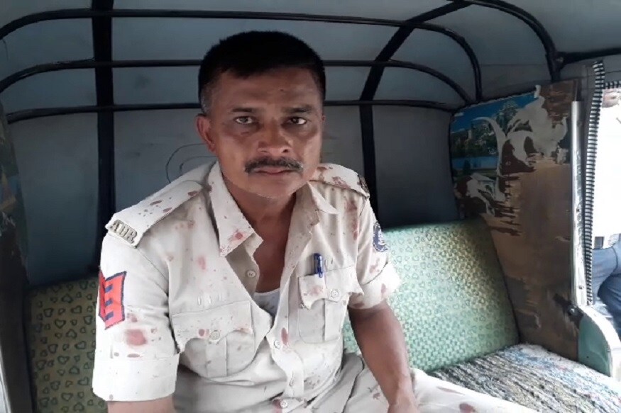 વિરમગામ ટાઉન પોલીસના ટ્રાફિક હેડ કોન્સ્ટેબલ ઉપર પાંચ લોકોએ છરી વડે હુમલો કરી માર મારવાની ઘટના બની છે. જેના પગલે તેમને સારવાર માટે હોસ્પિટલ ખસેડવામાં આવ્યા હતા. અને આ ઘટના અંગે ભાજપના કાઉન્સિલર દિલિપ કાઠીના બે ભાઇ અને પુત્ર સહિત પાંચ લોકો સામે પોલીસ ફરિયાદ નોંધાવામાં આવી છે. જેમાંથી ત્રણ લોકોની અટકાયત કરવામાં આવી છે. (નવીન ઝા, અમદાવાદ) વિરમગામ ટાઉન પોલીસના ટ્રાફિક હેડ કોન્સ્ટેબલ ઉપર પાંચ લોકોએ છરી વડે હુમલો કરી માર મારવાની ઘટના બની છે. જેના પગલે તેમને સારવાર માટે હોસ્પિટલ ખસેડવામાં આવ્યા હતા. અને આ ઘટના અંગે ભાજપના કાઉન્સિલર દિલિપ કાઠીના બે ભાઇ અને પુત્ર સહિત પાંચ લોકો સામે પોલીસ ફરિયાદ નોંધાવામાં આવી છે. જેમાંથી ત્રણ લોકોની અટકાયત કરવામાં આવી છે. (નવીન ઝા, અમદાવાદ)