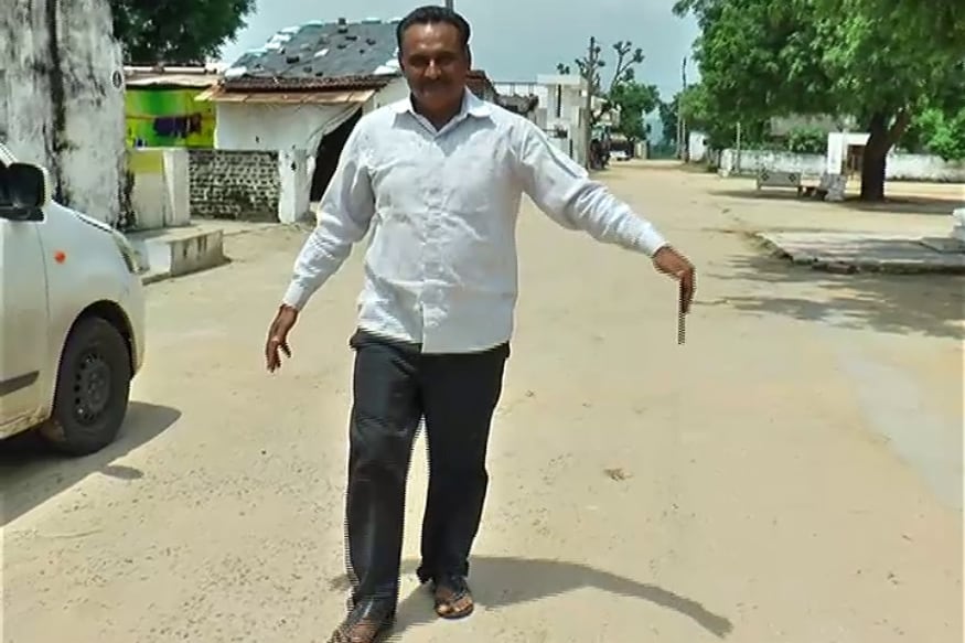 છેલ્લા એક અઠવાડીયાથી ભરતભાઈમાં આ બદલાવ આવતા તેમણે તેમના મિત્રોને આ વિષે જણાવ્યું. પહેલા તો કોઈ માન્યા નહિ પણ ભરતભાઈએ તેમને આ બતાવ્યું તો આ માણવાની જગ્યાએ મિત્રોએ તેમના હાથ સાબુ અને હેન્ડવોશથી ધોવડાવ્યા તેમ છતાં મોબાઈલ ચોંટતા સૌ અચંબામાં પડી ગયા. છેલ્લા એક અઠવાડીયાથી ભરતભાઈમાં આ બદલાવ આવતા તેમણે તેમના મિત્રોને આ વિષે જણાવ્યું. પહેલા તો કોઈ માન્યા નહિ પણ ભરતભાઈએ તેમને આ બતાવ્યું તો આ માણવાની જગ્યાએ મિત્રોએ તેમના હાથ સાબુ અને હેન્ડવોશથી ધોવડાવ્યા તેમ છતાં મોબાઈલ ચોંટતા સૌ અચંબામાં પડી ગયા.