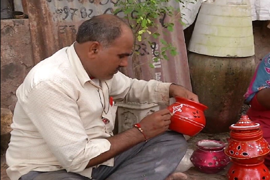 સમયાનુસાર બદલાયું ગરબાનું સ્વરુપ<br />સમયાનુસાર ગરબાનું સ્વરુપ બદલાયુ છે. તેની બનાવટની રીત પણ બદલાઈ છે. એક સમય હતો જ્યારે માત્ર કોઈ પણ જાતના કલર વગર લોકો માટીના ગરબાનું સ્થાપન કરતા હતા. જે બાદ ગરબા પર કલર કરવાના શરુ થયા. ત્યાર બાદ ગરબાને શણગારવાનુ કામ શરુ થયુ. જુદા જુદા મીરર વર્ક કરવાના શરુ કરવામા આવ્યું. તો સાથે જ ભુતકાળમાં મોદી ગરબાએ પણ બજારમાં ધુમ મચાવી હતી. સમયાનુસાર બદલાયું ગરબાનું સ્વરુપ<br />સમયાનુસાર ગરબાનું સ્વરુપ બદલાયુ છે. તેની બનાવટની રીત પણ બદલાઈ છે. એક સમય હતો જ્યારે માત્ર કોઈ પણ જાતના કલર વગર લોકો માટીના ગરબાનું સ્થાપન કરતા હતા. જે બાદ ગરબા પર કલર કરવાના શરુ થયા. ત્યાર બાદ ગરબાને શણગારવાનુ કામ શરુ થયુ. જુદા જુદા મીરર વર્ક કરવાના શરુ કરવામા આવ્યું. તો સાથે જ ભુતકાળમાં મોદી ગરબાએ પણ બજારમાં ધુમ મચાવી હતી.