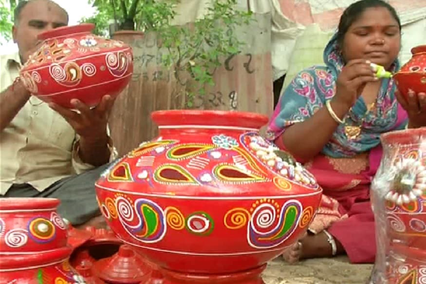 અંકિત પોપટ, રાજકોટ: આદ્યશક્તિના નવલા નોરતા શરુ થવાને આડે હવે બસ ગણતરીના દિવસો જ બાકી બચ્યા છે. ત્યારે નવલા નોરતાને લઈ અત્યારથી જ ગરબાના કારીગરો દિવસ રાત ગરબા બનાવવા મહેનત કરી રહ્યા છે. ત્યારે હાલ ગરબામા બંગાળી ગરબાથી માંડી કલમ 370 અને અખંડ ભારત લખેલા ગરબાએ આકર્ષણનું કેન્દ્ર બનાવ્યું છે. અંકિત પોપટ, રાજકોટ: આદ્યશક્તિના નવલા નોરતા શરુ થવાને આડે હવે બસ ગણતરીના દિવસો જ બાકી બચ્યા છે. ત્યારે નવલા નોરતાને લઈ અત્યારથી જ ગરબાના કારીગરો દિવસ રાત ગરબા બનાવવા મહેનત કરી રહ્યા છે. ત્યારે હાલ ગરબામા બંગાળી ગરબાથી માંડી કલમ 370 અને અખંડ ભારત લખેલા ગરબાએ આકર્ષણનું કેન્દ્ર બનાવ્યું છે.