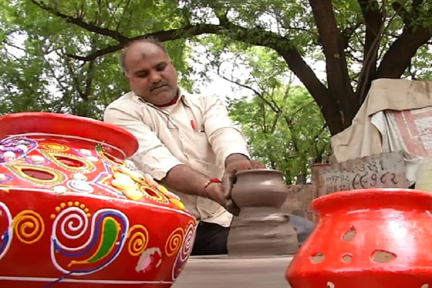 ત્યારે તાજેતરમા કેન્દ્ર સરકારે જમ્મુ કાશમીરમાંથી કલમ 370 હટાવતા, આ વર્ષે ગરબામાં કલમ 370 લખેલા જોવા મળી રહ્યા છે. તો સાથે જ ગરબા પર અખંડ ભારત પણ લખવામા આવે છે. ત્યારે ન્યુઝ 18 ગુજરાતી સાથેની વાતચીતમા મુકેશ વાડોલીયાએ જણાવ્યુ હતું કે, જે રીતે કેન્દ્ર સરકારે કડકાઈ પુર્વક નિર્ણય લીધો છે. ત્યારે સમાજના એક ભાગ રુપે અમે પણ આ પ્રકારનો કલમ 370 લખેલો ગરબો બનાવ્યો છે. ત્યારે તાજેતરમા કેન્દ્ર સરકારે જમ્મુ કાશમીરમાંથી કલમ 370 હટાવતા, આ વર્ષે ગરબામાં કલમ 370 લખેલા જોવા મળી રહ્યા છે. તો સાથે જ ગરબા પર અખંડ ભારત પણ લખવામા આવે છે. ત્યારે ન્યુઝ 18 ગુજરાતી સાથેની વાતચીતમા મુકેશ વાડોલીયાએ જણાવ્યુ હતું કે, જે રીતે કેન્દ્ર સરકારે કડકાઈ પુર્વક નિર્ણય લીધો છે. ત્યારે સમાજના એક ભાગ રુપે અમે પણ આ પ્રકારનો કલમ 370 લખેલો ગરબો બનાવ્યો છે.