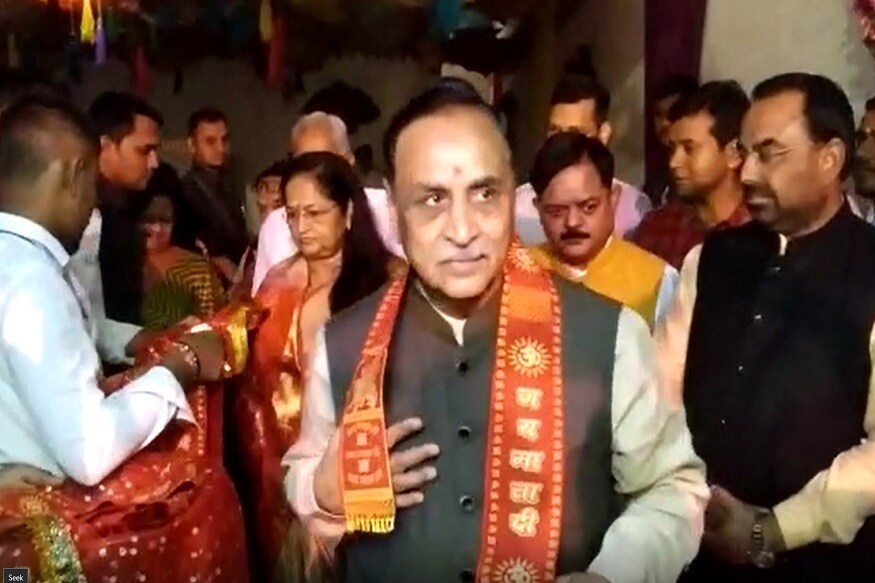 નોંધનીય છે કે અંબાજીમાં સવારે શીરાનો બાલભોગ ચઢાવાય છે. બપોરે રાજભોગમાં દાળ, ભાત, પુરી, શાક, મિષ્ઠાન, રાયતુ, પાન સહિત વિવિધ વ્યંજનો સોનાની થાળમાં શ્રદ્ધા સાથે ચઢાવવામાં આવે છે. નોંધનીય છે કે અંબાજીમાં સવારે શીરાનો બાલભોગ ચઢાવાય છે. બપોરે રાજભોગમાં દાળ, ભાત, પુરી, શાક, મિષ્ઠાન, રાયતુ, પાન સહિત વિવિધ વ્યંજનો સોનાની થાળમાં શ્રદ્ધા સાથે ચઢાવવામાં આવે છે.