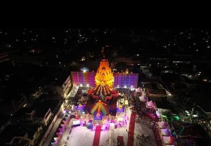 ચોકારી ગામના અર્જુનસિંહ પઢીયારે બુધવારે બપોરે માં અંબાના ચરણોમાં બે સોનાની પાદુકા અર્પણ કરી હતી. જેની કિંમત 1,04,501 જેટલી છે. આનું વજન 30.300 ગ્રામ છે. શ્રમિક પરિવાર છેલ્લા સાત વર્ષથી અંબાજી ચાલતા આવે છે. દિકરીઓ બાદ મા અંબાએ દીકરો આપતાં માનતા ઉતારી હતી. ચોકારી ગામના અર્જુનસિંહ પઢીયારે બુધવારે બપોરે માં અંબાના ચરણોમાં બે સોનાની પાદુકા અર્પણ કરી હતી. જેની કિંમત 1,04,501 જેટલી છે. આનું વજન 30.300 ગ્રામ છે. શ્રમિક પરિવાર છેલ્લા સાત વર્ષથી અંબાજી ચાલતા આવે છે. દિકરીઓ બાદ મા અંબાએ દીકરો આપતાં માનતા ઉતારી હતી.