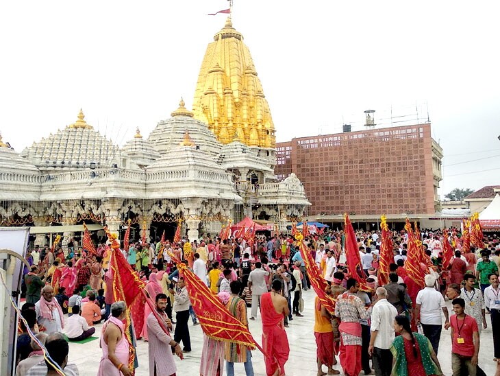 અંબાજીમાં ભાદરવી પૂર્ણિમાના મેળાના ચોથા દિવસે 3.10 લાખ ભક્તોએ દર્શન કર્યા હતા. આમ છેલ્લા ચાર દિવસમાં 12 લાખથી વધુ ભક્તોએ માં અંબાના દરબારમાં માથું ટેકવ્યું છે. અંબાજીમાં ભાદરવી પૂર્ણિમાના મેળાના ચોથા દિવસે 3.10 લાખ ભક્તોએ દર્શન કર્યા હતા. આમ છેલ્લા ચાર દિવસમાં 12 લાખથી વધુ ભક્તોએ માં અંબાના દરબારમાં માથું ટેકવ્યું છે.