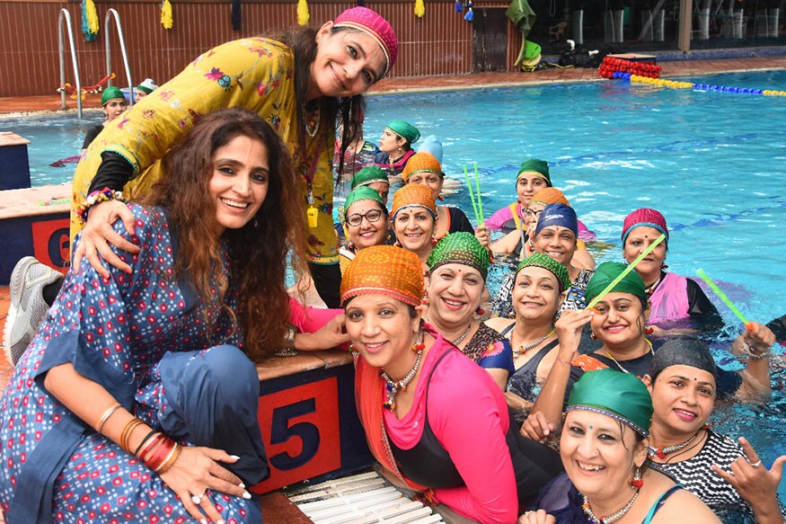 દીપિકા ખુમાણ, અમદાવાદ : સામાન્ય રીતે નવરાત્રી પહેલાં ગરબા ન આવડતાં હોય તે લોકો ગરબા ક્લાસિસમાં ગરબા શીખવા જતા હોય છે. પરંતુ જો કોઈ તમને ગરબા ક્લાસને બદલે સ્વિમિંગ ક્લાસ જોઈન કરવાનું કહે તો? કોઈ આવું કહે તો ખરેખર નવાઈ લાગે. પરંતુ અમદાવાદના કર્ણાવતી ક્લબની વુમન વિંગે સ્વિમિંગ ક્લાસ જોઈન કરીને તરતા શીખવાની સાથે સાથે ગરબા પણ શીખ્યા. પાણીમાં છબછબીયા કરતી આ મહિલાઓ કોઈ સામાન્ય ઘરની નહીં પરંતુ દરેક ક્ષેત્ર સાથે સંકળાયેલી સફળ મહિલાઓ છે. દીપિકા ખુમાણ, અમદાવાદ : સામાન્ય રીતે નવરાત્રી પહેલાં ગરબા ન આવડતાં હોય તે લોકો ગરબા ક્લાસિસમાં ગરબા શીખવા જતા હોય છે. પરંતુ જો કોઈ તમને ગરબા ક્લાસને બદલે સ્વિમિંગ ક્લાસ જોઈન કરવાનું કહે તો? કોઈ આવું કહે તો ખરેખર નવાઈ લાગે. પરંતુ અમદાવાદના કર્ણાવતી ક્લબની વુમન વિંગે સ્વિમિંગ ક્લાસ જોઈન કરીને તરતા શીખવાની સાથે સાથે ગરબા પણ શીખ્યા. પાણીમાં છબછબીયા કરતી આ મહિલાઓ કોઈ સામાન્ય ઘરની નહીં પરંતુ દરેક ક્ષેત્ર સાથે સંકળાયેલી સફળ મહિલાઓ છે.