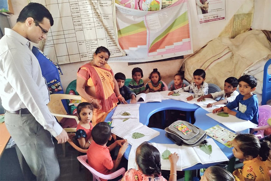 હાર્દિક પટેલ, અરવલ્લી : અરવલ્લી જીલ્લા કલેકટર અમૃતેશ ઔરંગાબાદકર મેઘરજના નવાગામ ગ્રામ પંચાયતની ઓચિંતી મુલાકાતે પહોંચ્યા હતાં. આ દરમિયાન તેમણે નવાગામ ખાતેની પ્રાથમિક શાળાની પણ મુલાકાત લીધી હતી. હાર્દિક પટેલ, અરવલ્લી : અરવલ્લી જીલ્લા કલેકટર અમૃતેશ ઔરંગાબાદકર મેઘરજના નવાગામ ગ્રામ પંચાયતની ઓચિંતી મુલાકાતે પહોંચ્યા હતાં. આ દરમિયાન તેમણે નવાગામ ખાતેની પ્રાથમિક શાળાની પણ મુલાકાત લીધી હતી.